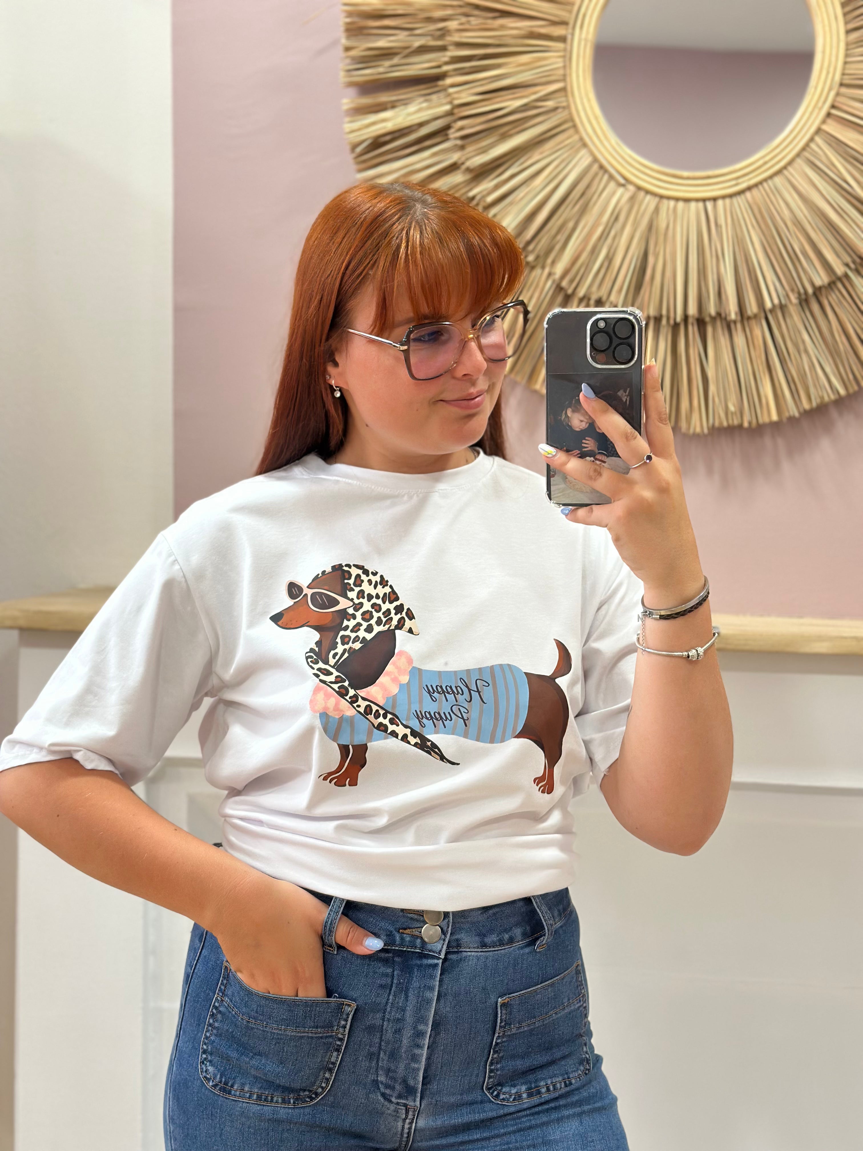 Tee-shirt blanc femme motif teckel Happy Puppy avec bandana léopard et pull rayé – Estée Made in Italy – Miss Caprice