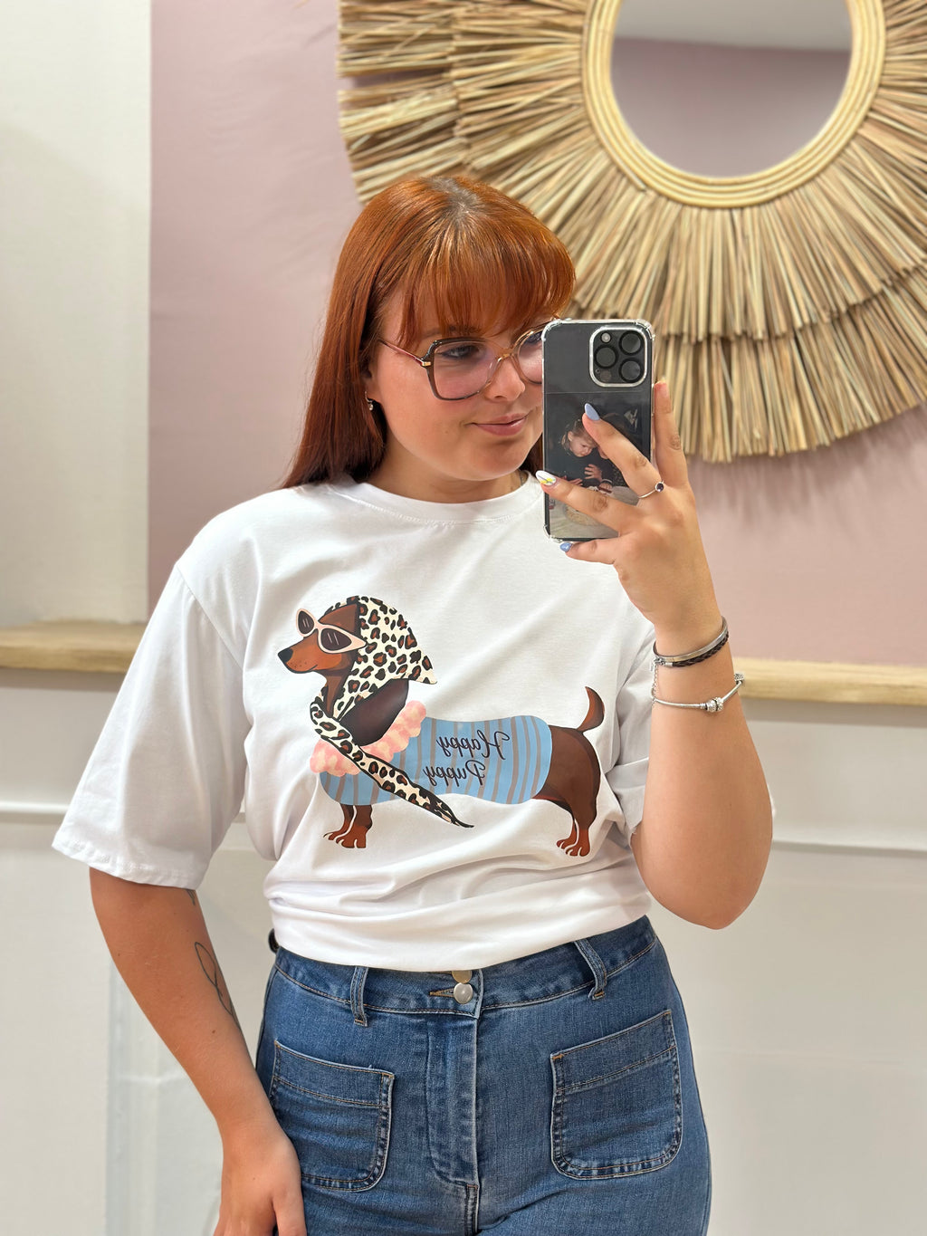 Tee-shirt blanc femme motif teckel Happy Puppy avec bandana léopard et pull rayé – Estée Made in Italy – Miss Caprice