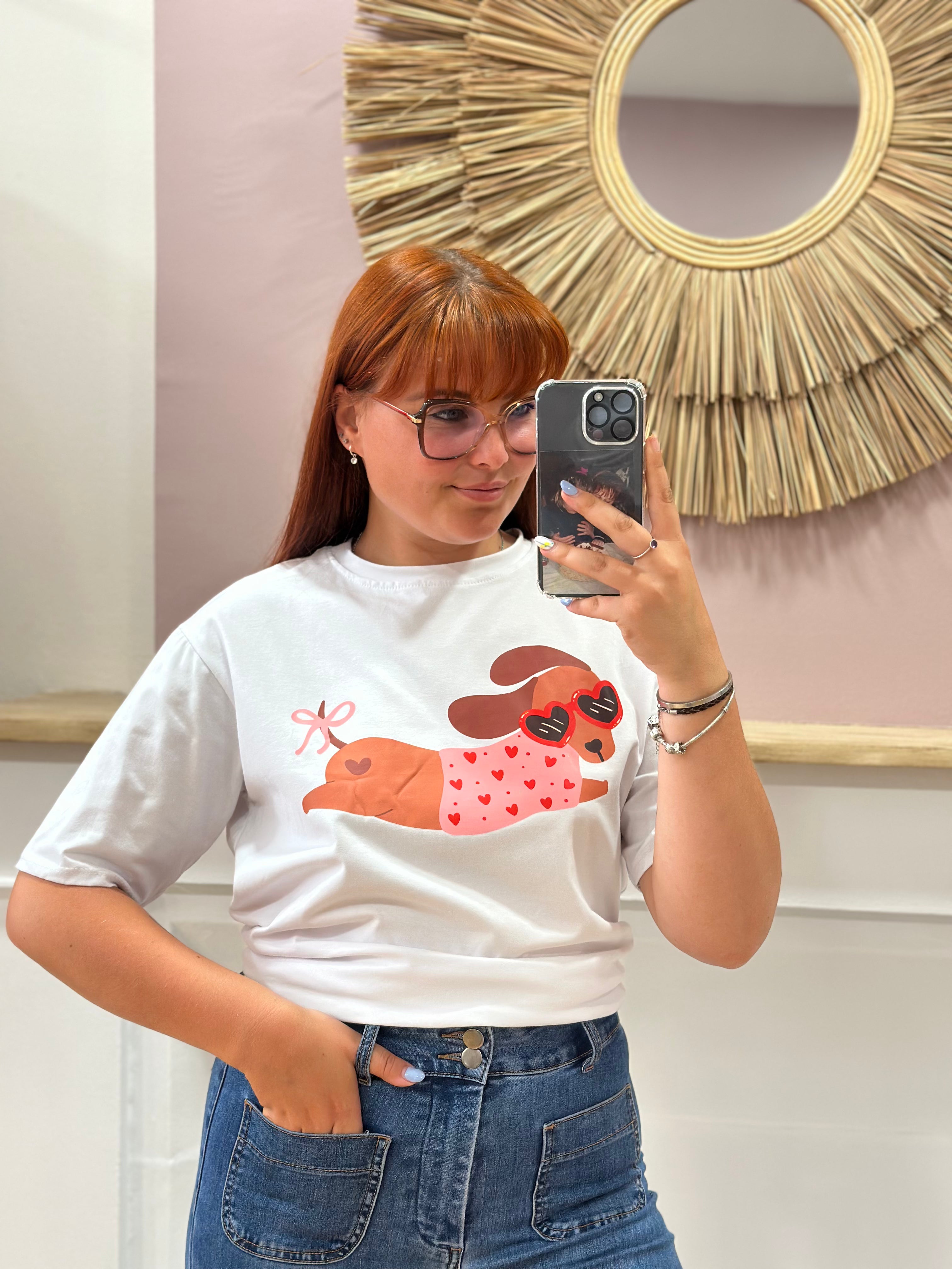 Tee-shirt blanc femme motif teckel rose avec lunettes cœur rouges – Estée Made in Italy – Miss Caprice