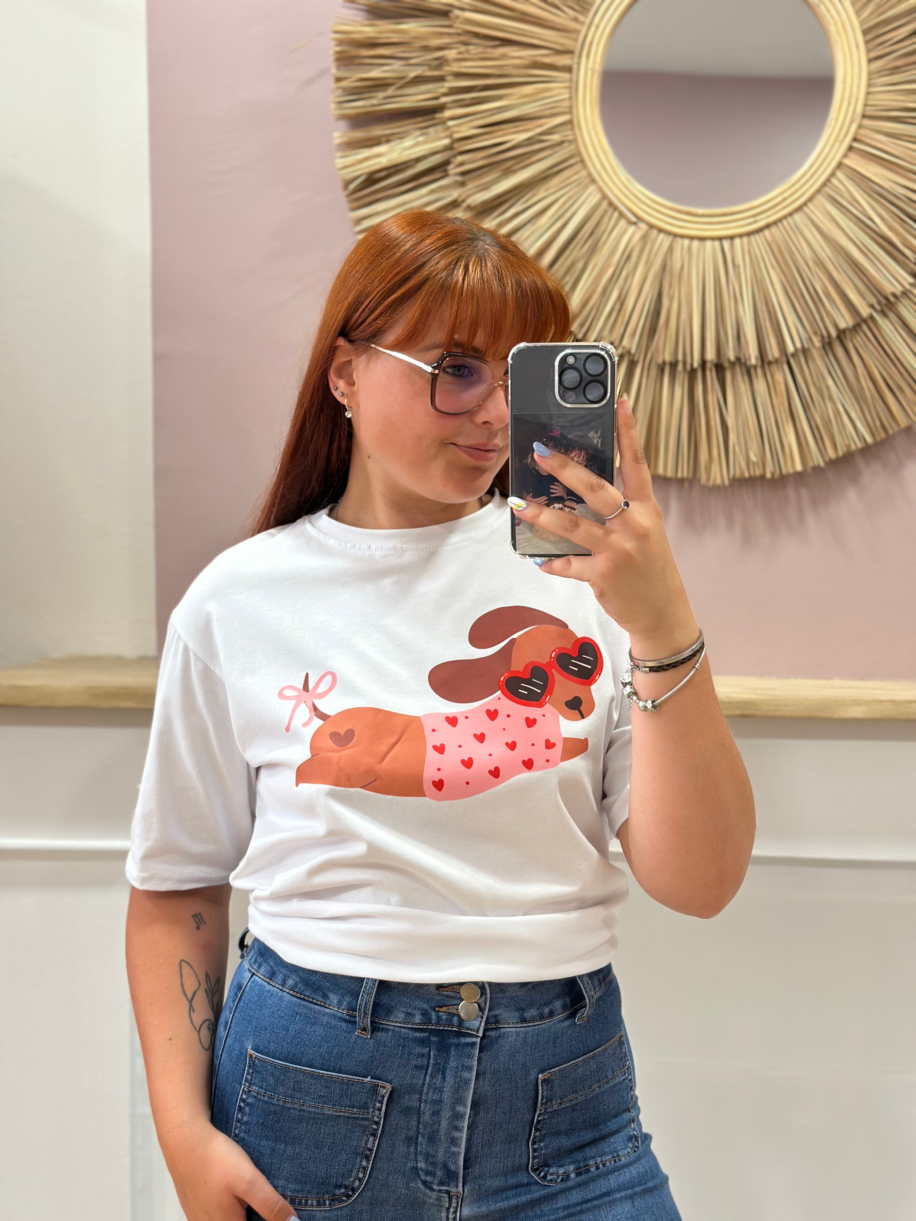 Tee-shirt blanc femme motif teckel rose avec lunettes cœur rouges – Estée Made in Italy – Miss Caprice