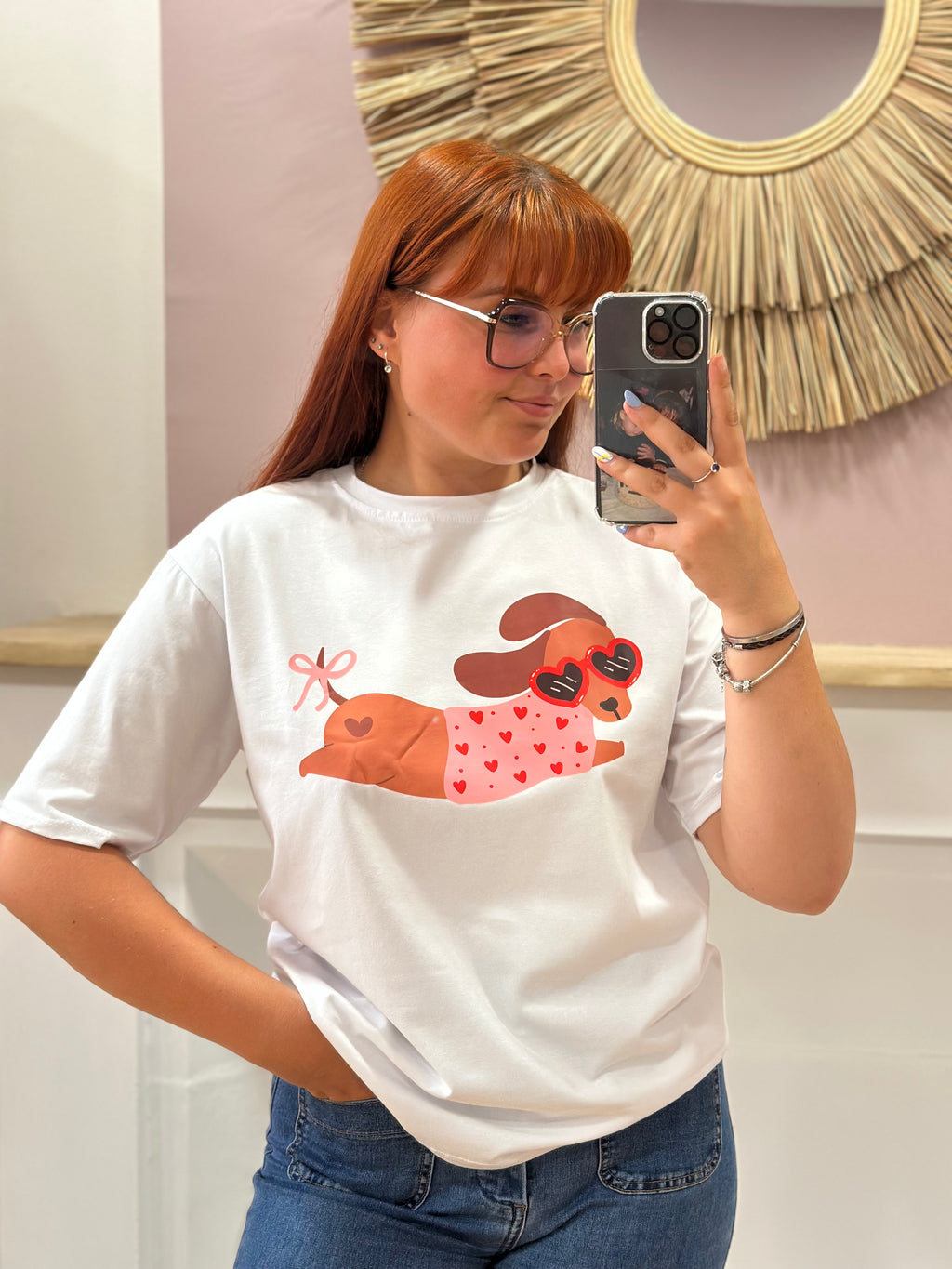 Tee-shirt blanc femme motif teckel rose avec lunettes cœur rouges – Estée Made in Italy – Miss Caprice