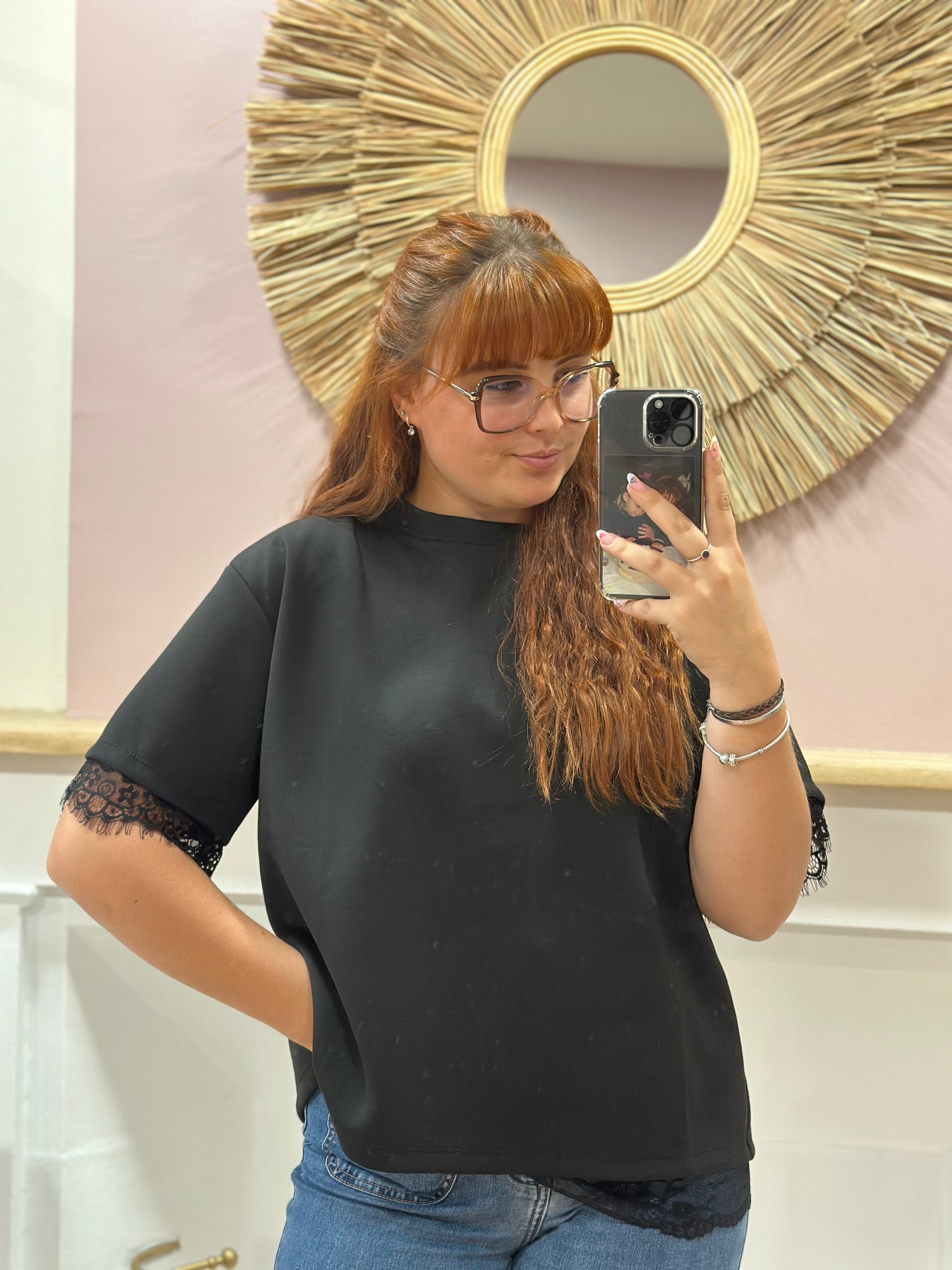 Tee-shirt noir femme à col rond avec dos ouvert et détails en dentelle – L'Esstiel Paris Made in Italy – Miss Caprice