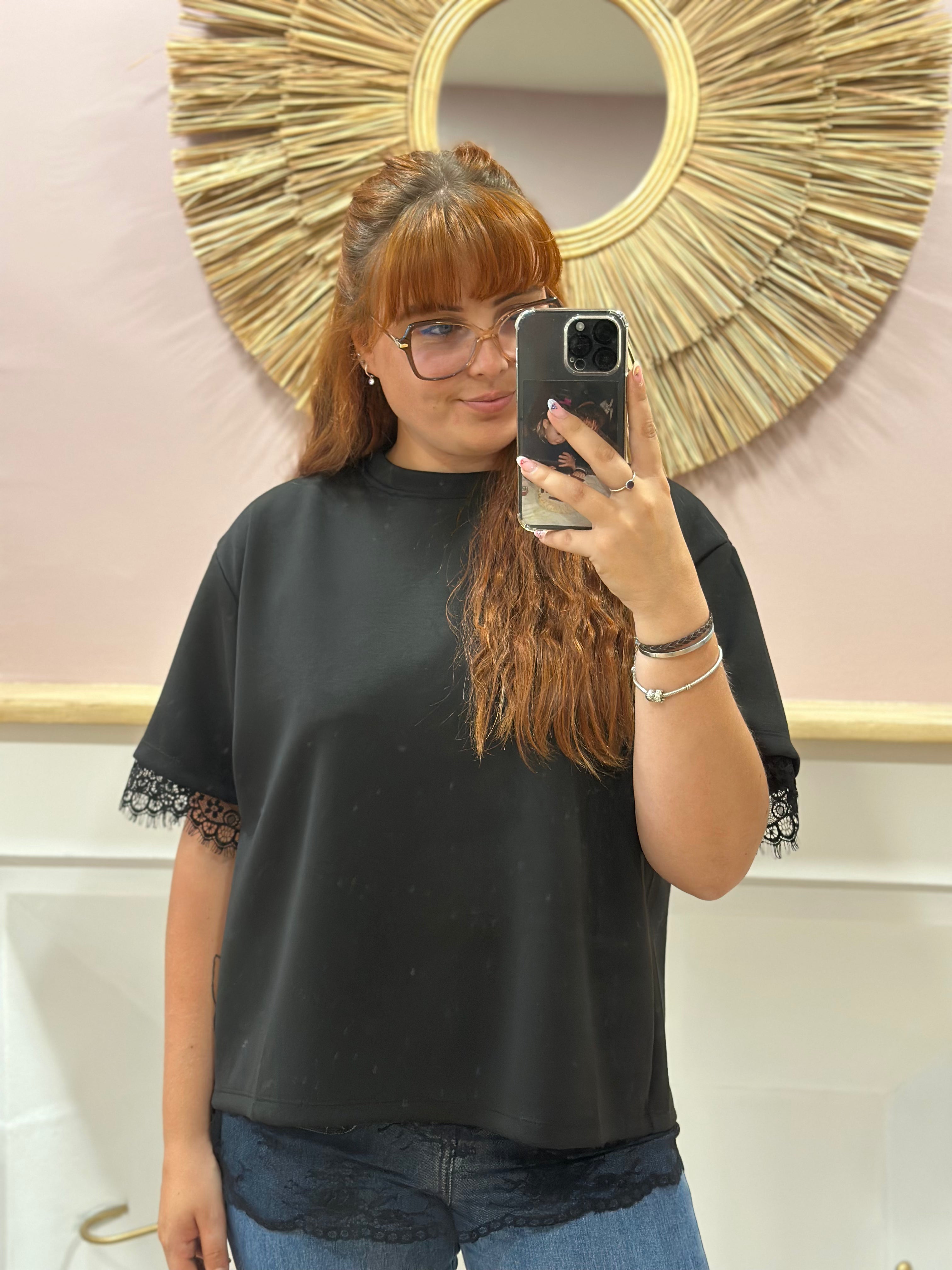 Tee-shirt noir femme à col rond avec dos ouvert et détails en dentelle – L'Esstiel Paris Made in Italy – Miss Caprice
