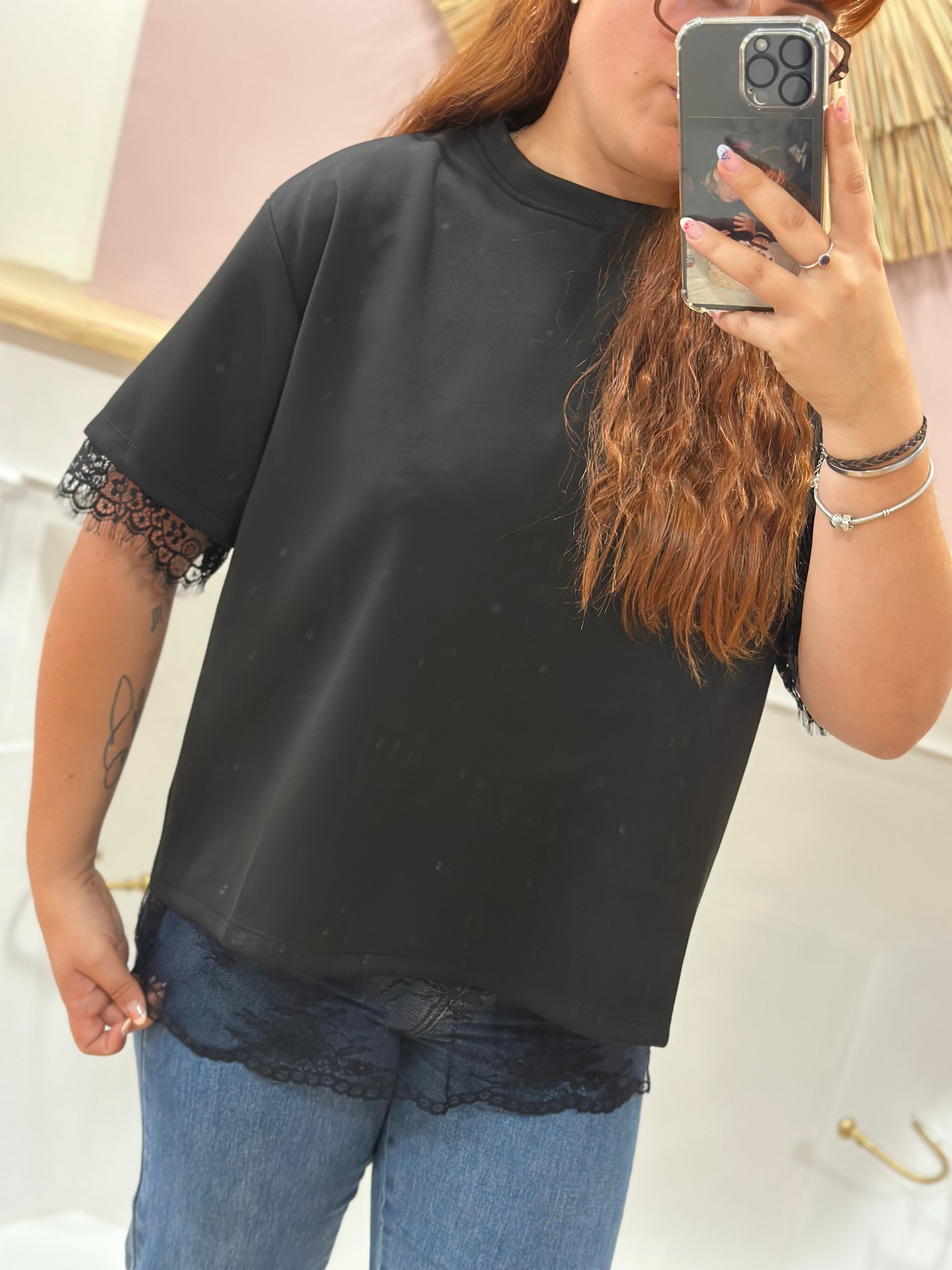 Tee-shirt noir femme à col rond avec dos ouvert et détails en dentelle – L'Esstiel Paris Made in Italy – Miss Caprice