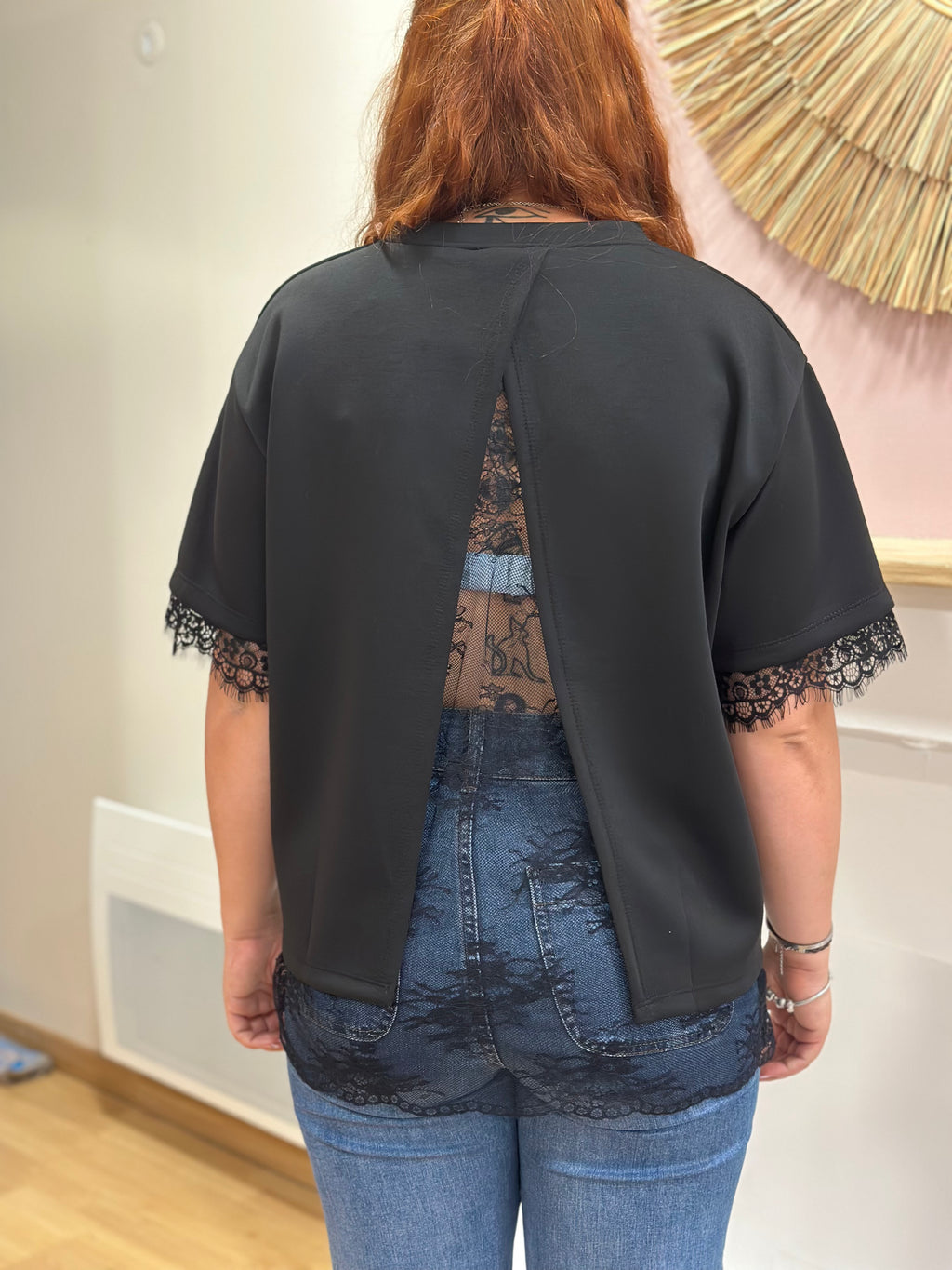Tee-shirt noir femme à col rond avec dos ouvert et détails en dentelle – L'Esstiel Paris Made in Italy – Miss Caprice