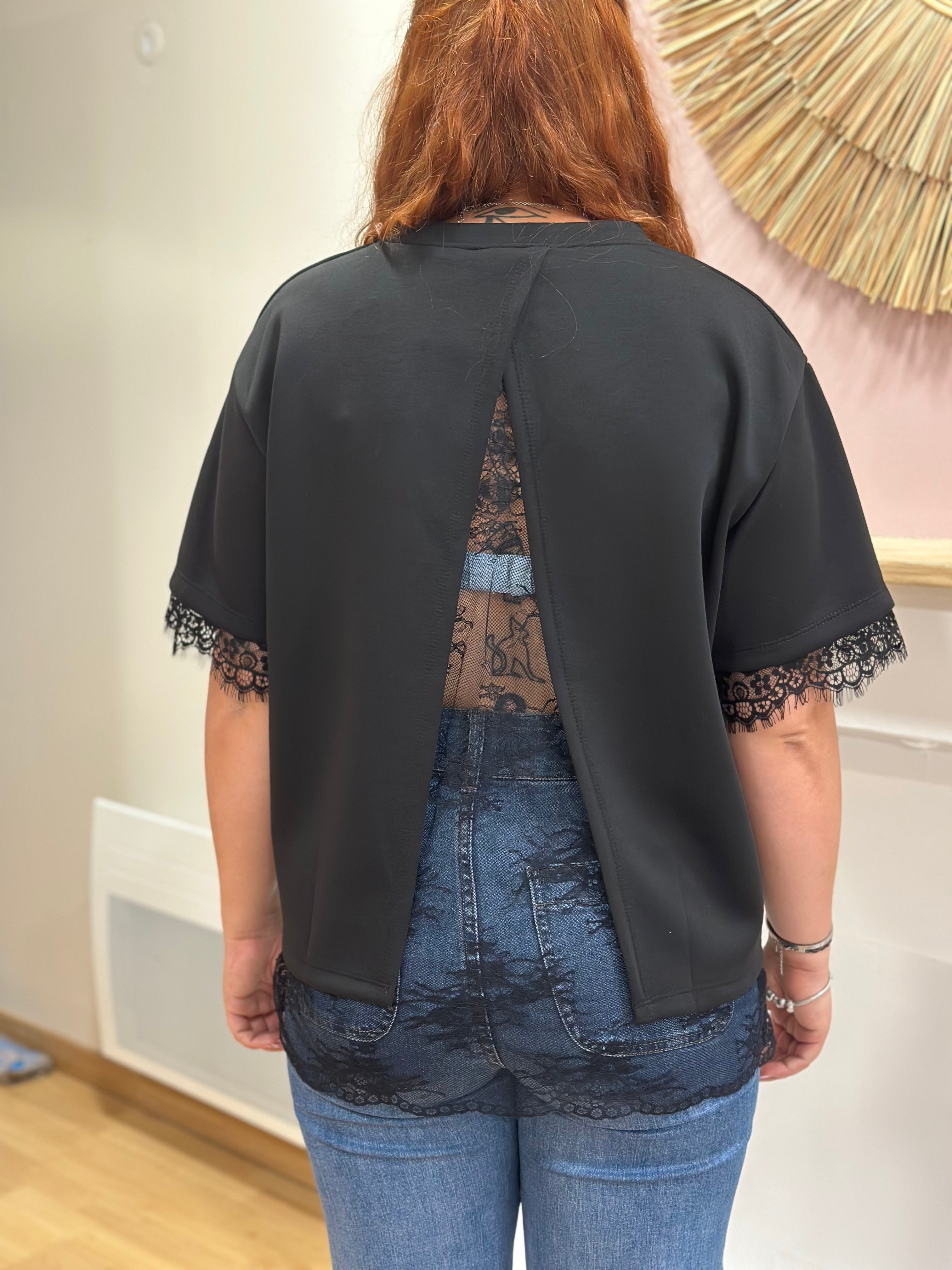 Tee-shirt noir femme à col rond avec dos ouvert et détails en dentelle – L'Esstiel Paris Made in Italy – Miss Caprice
