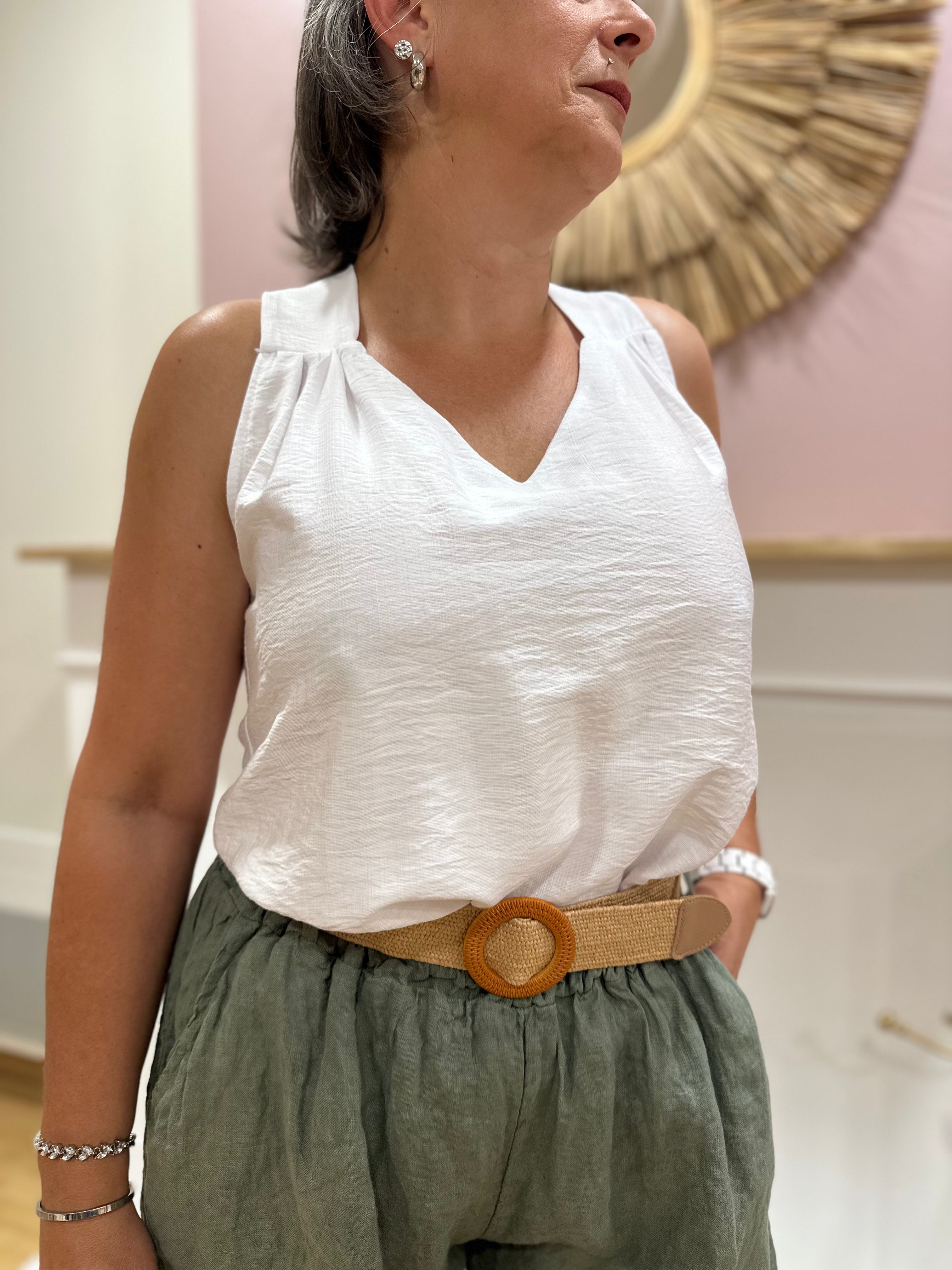 Top blanc femme à bretelles épaisses avec col V et coupe fluide – Issyma Made in Italy – Miss Caprice