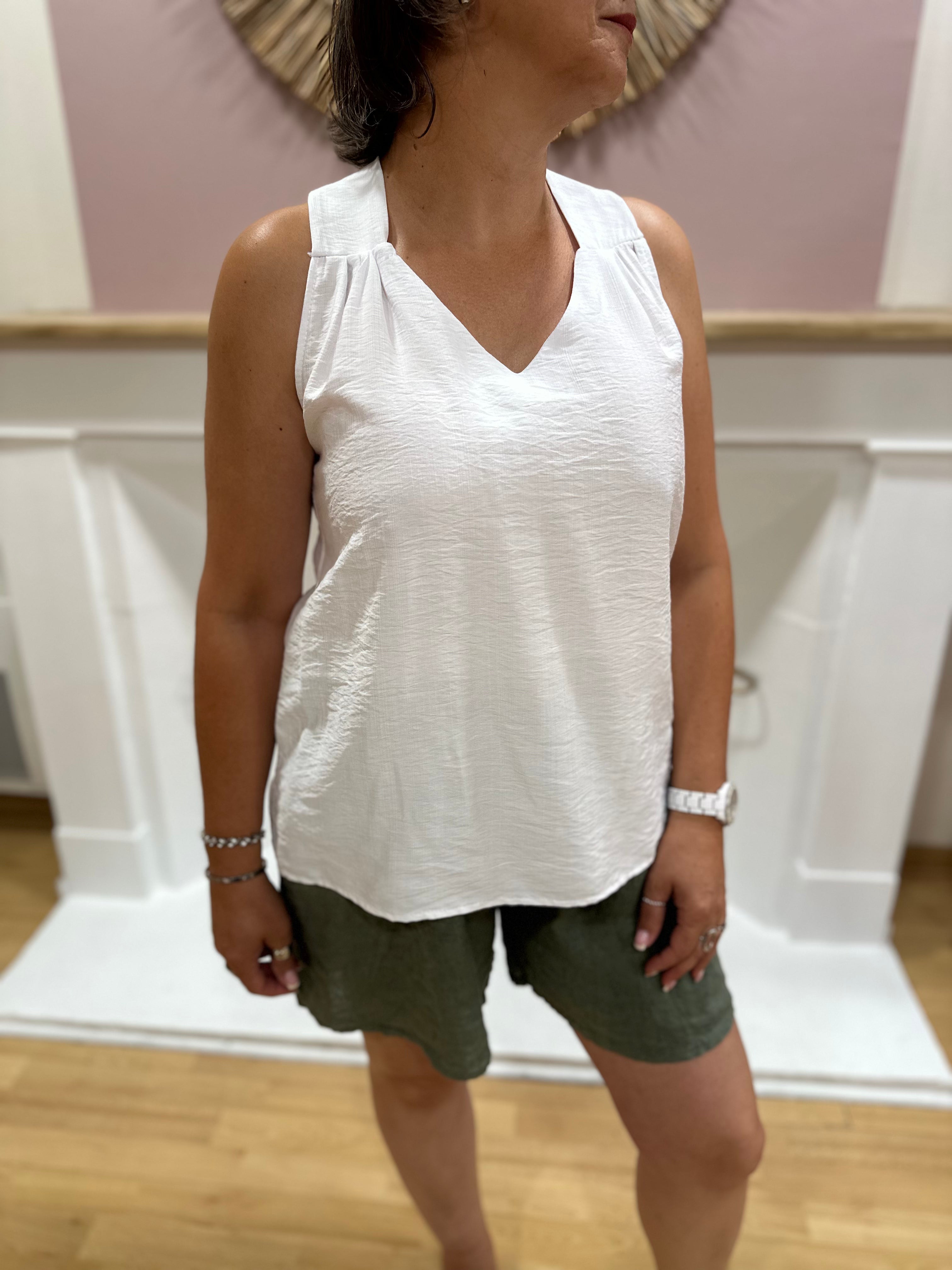 Top blanc femme à bretelles épaisses avec col V et coupe fluide – Issyma Made in Italy – Miss Caprice