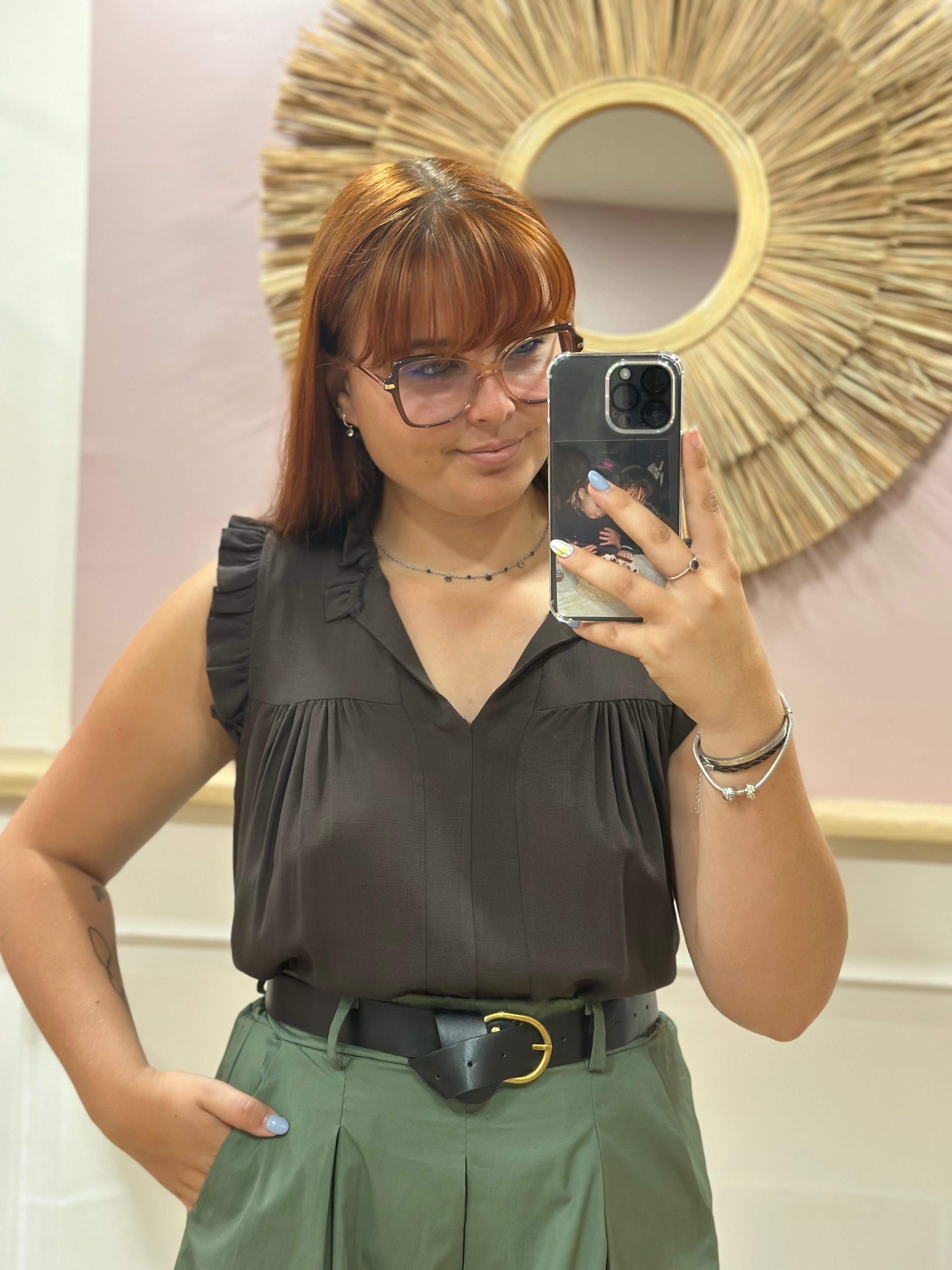 Top blouse sans manches chocolat femme avec décolleté en V et petits volants – Issyma Made in Italy – Miss Caprice