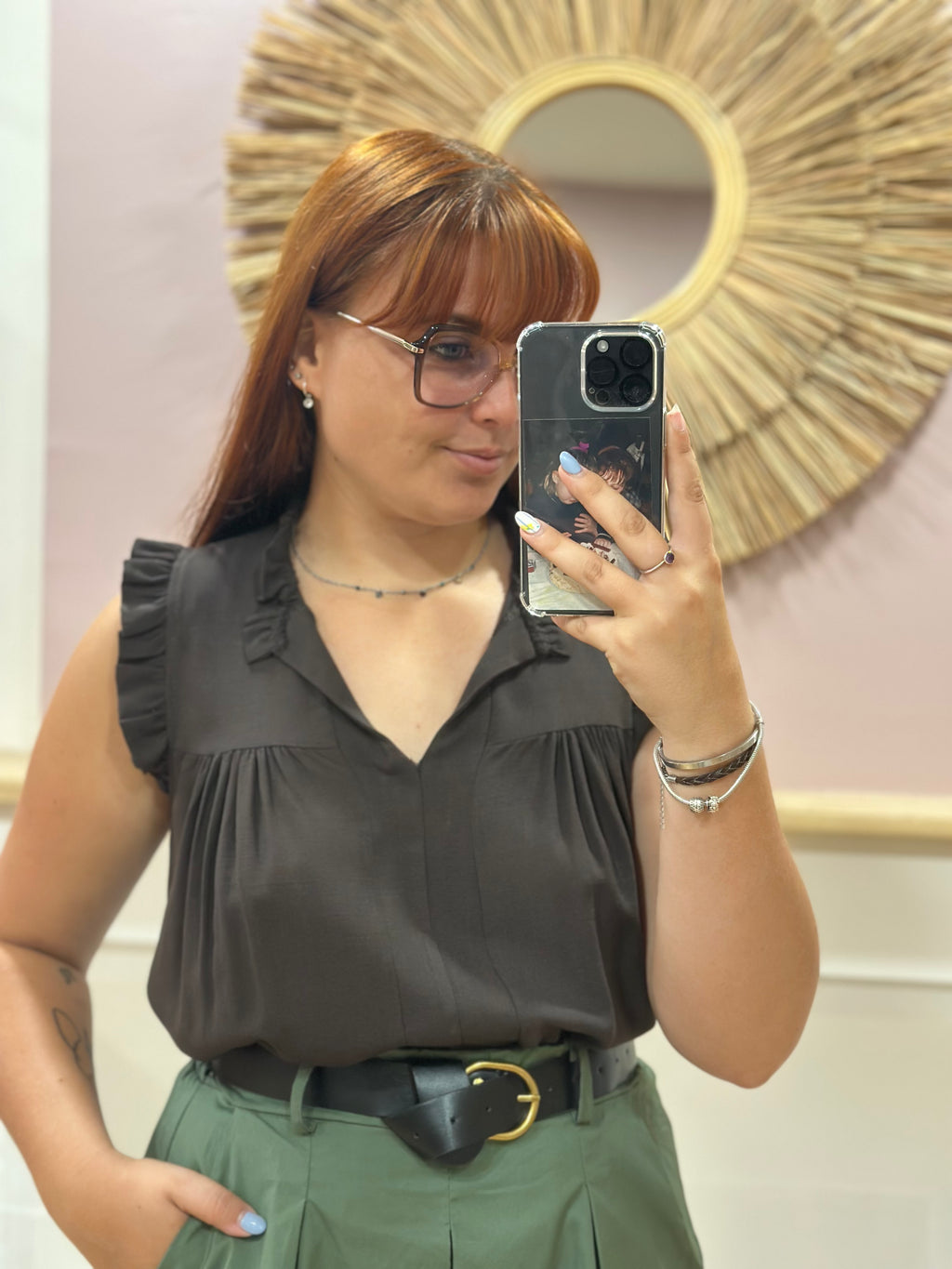 Top blouse sans manches chocolat femme avec décolleté en V et petits volants – Issyma Made in Italy – Miss Caprice