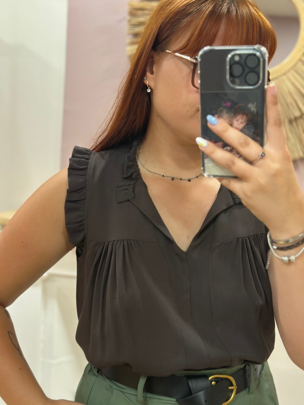 Top blouse sans manches chocolat femme avec décolleté en V et petits volants – Issyma Made in Italy – Miss Caprice