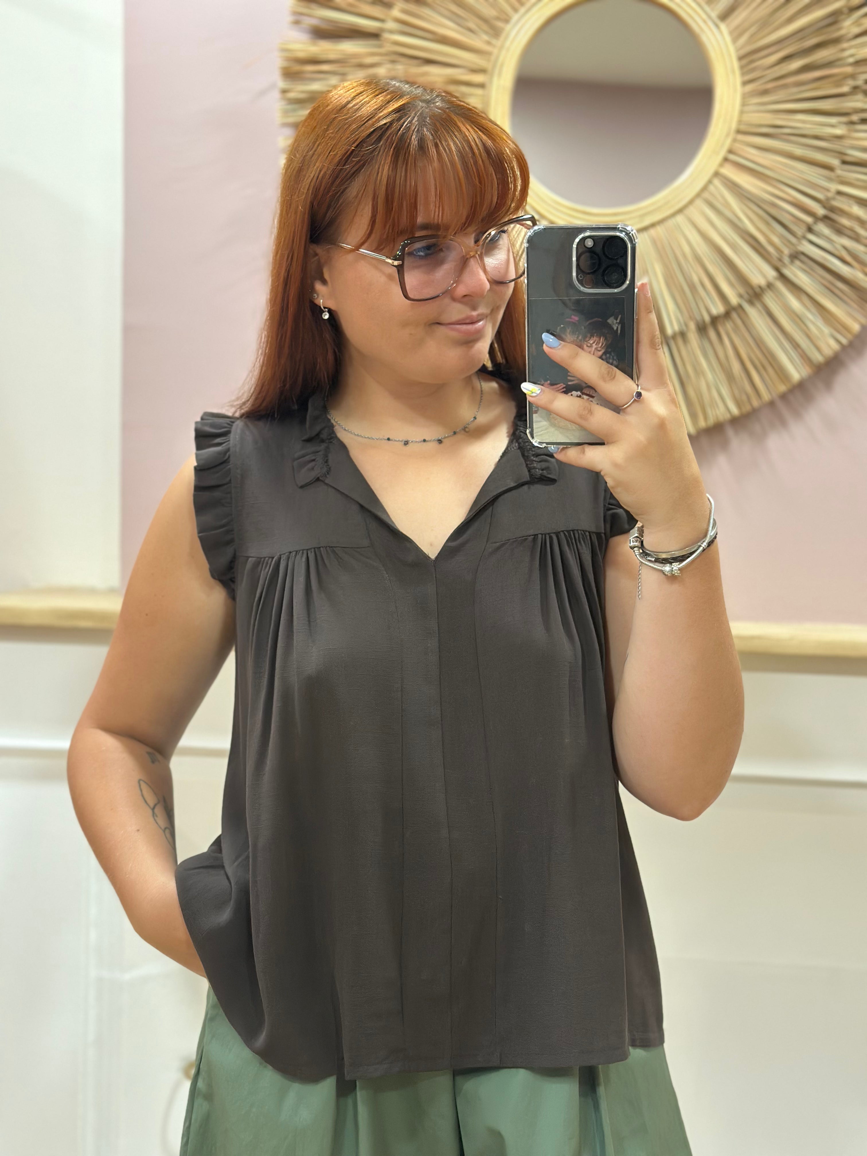 Top blouse sans manches chocolat femme avec décolleté en V et petits volants – Issyma Made in Italy – Miss Caprice