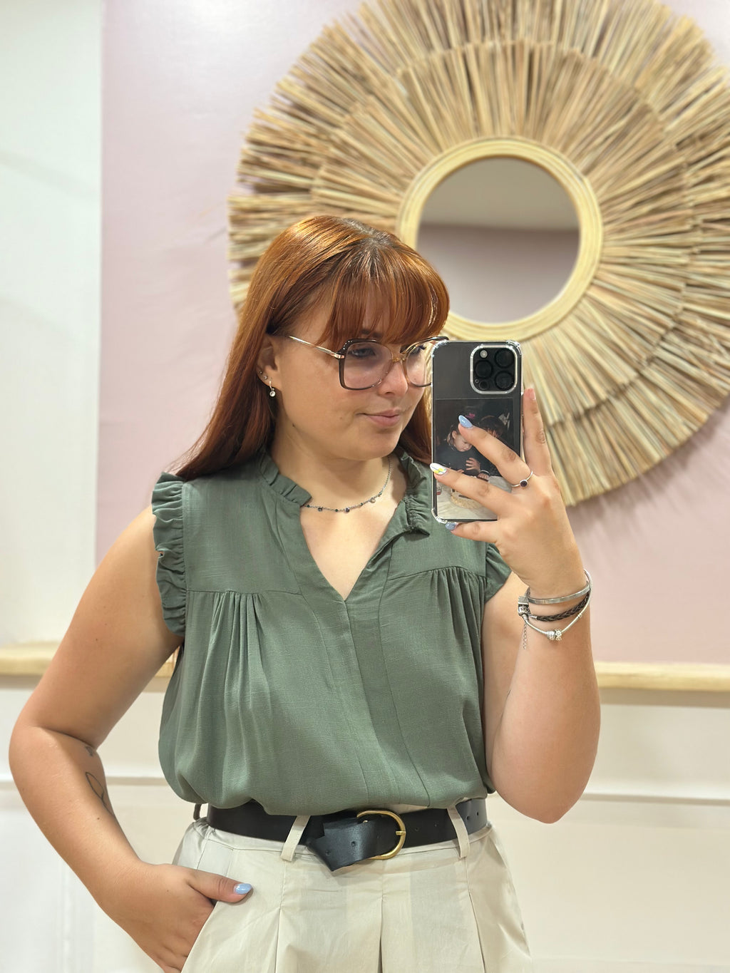 Top blouse sans manches kaki femme avec décolleté en V et petits volants – Issyma Made in Italy – Miss Caprice