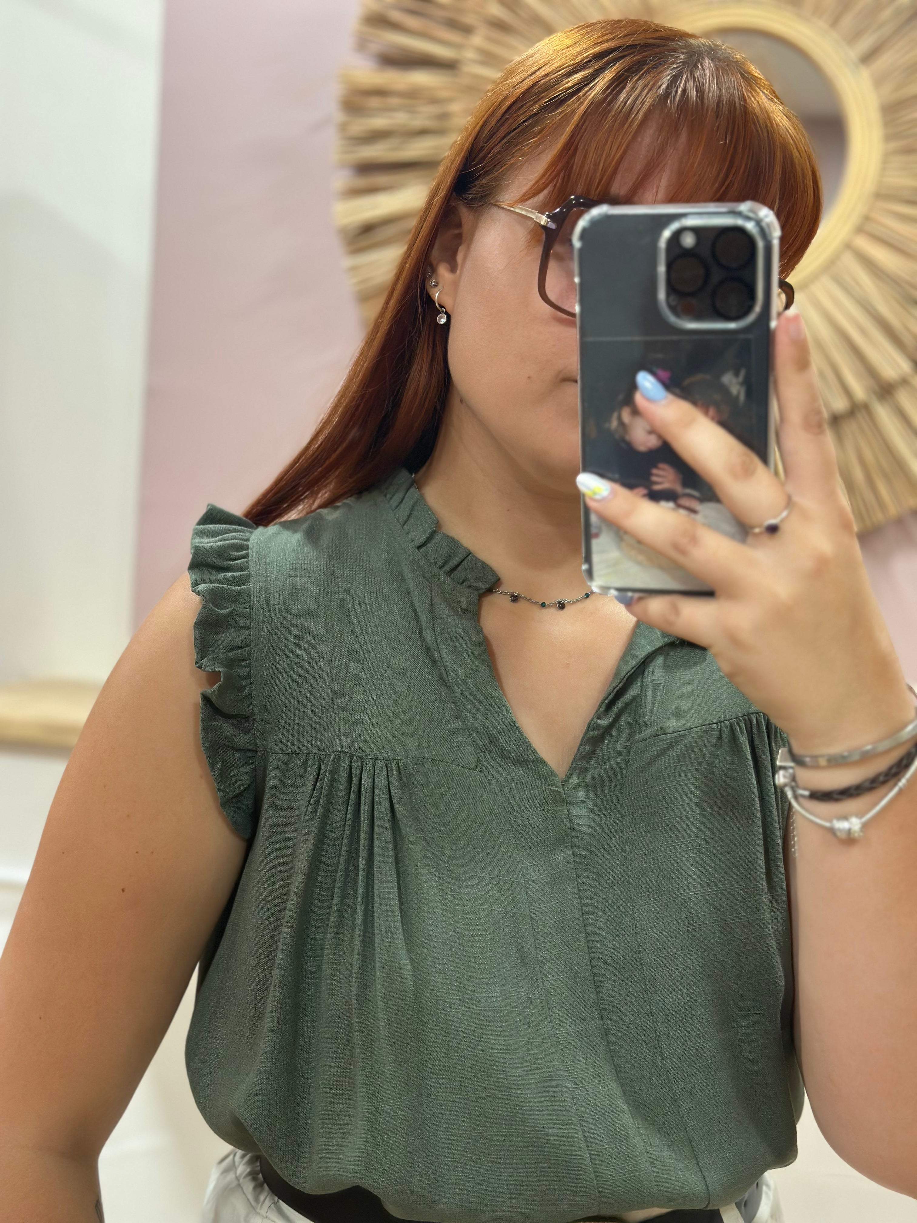 Top blouse sans manches kaki femme avec décolleté en V et petits volants – Issyma Made in Italy – Miss Caprice