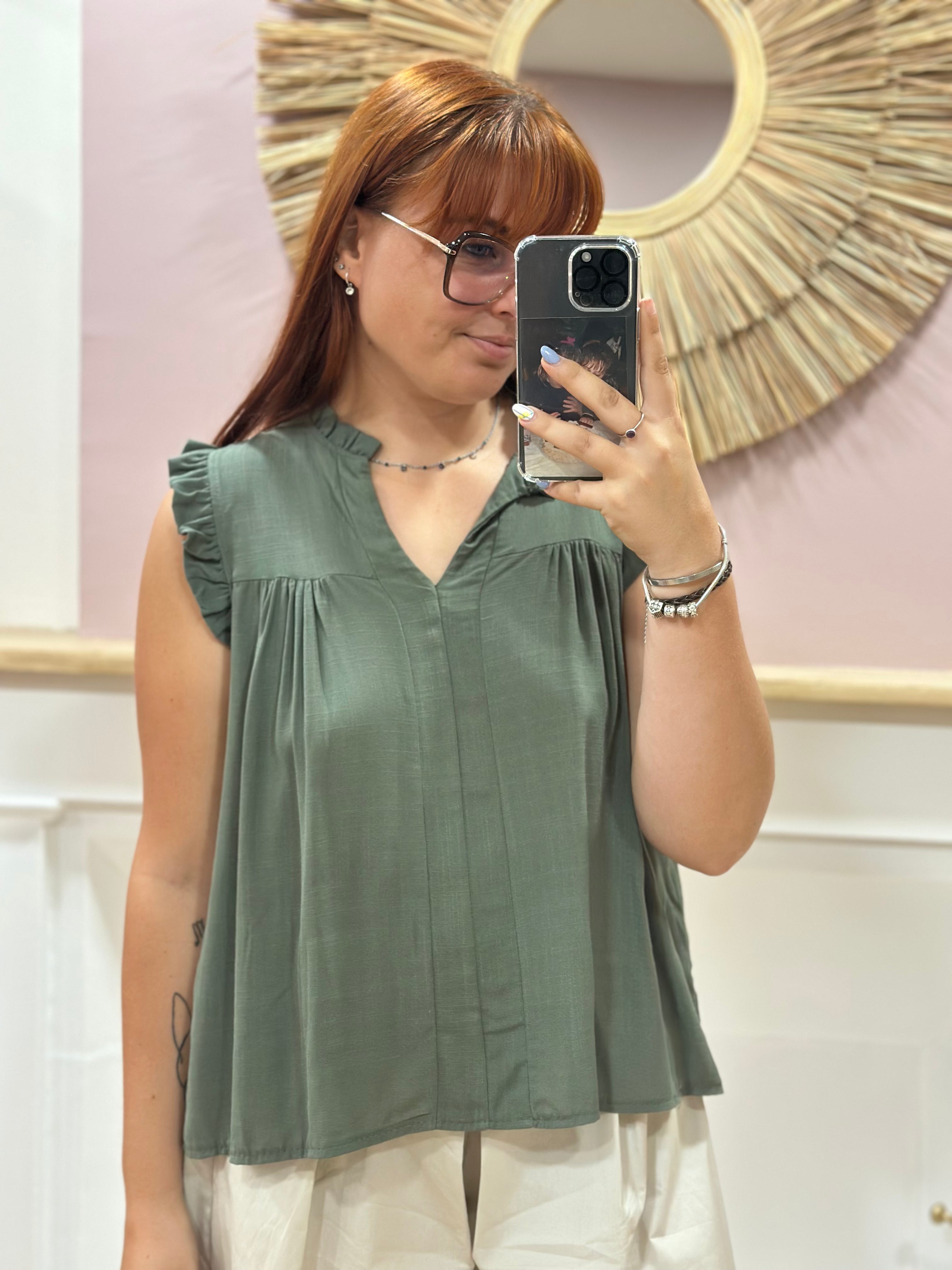 Top blouse sans manches kaki femme avec décolleté en V et petits volants – Issyma Made in Italy – Miss Caprice