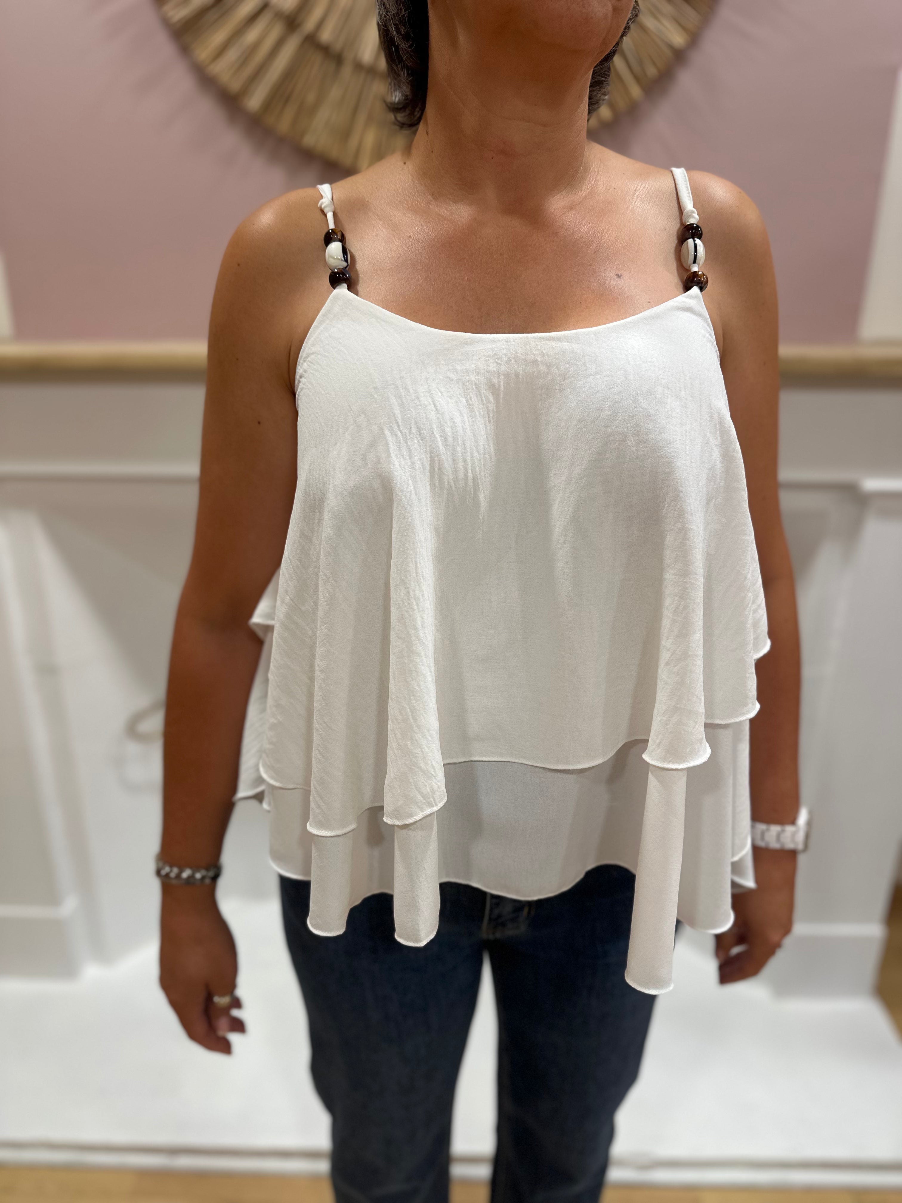 Top fluide blanc femme à fines bretelles avec détail de perles et double volant – QI Made in Italy – Miss Caprice