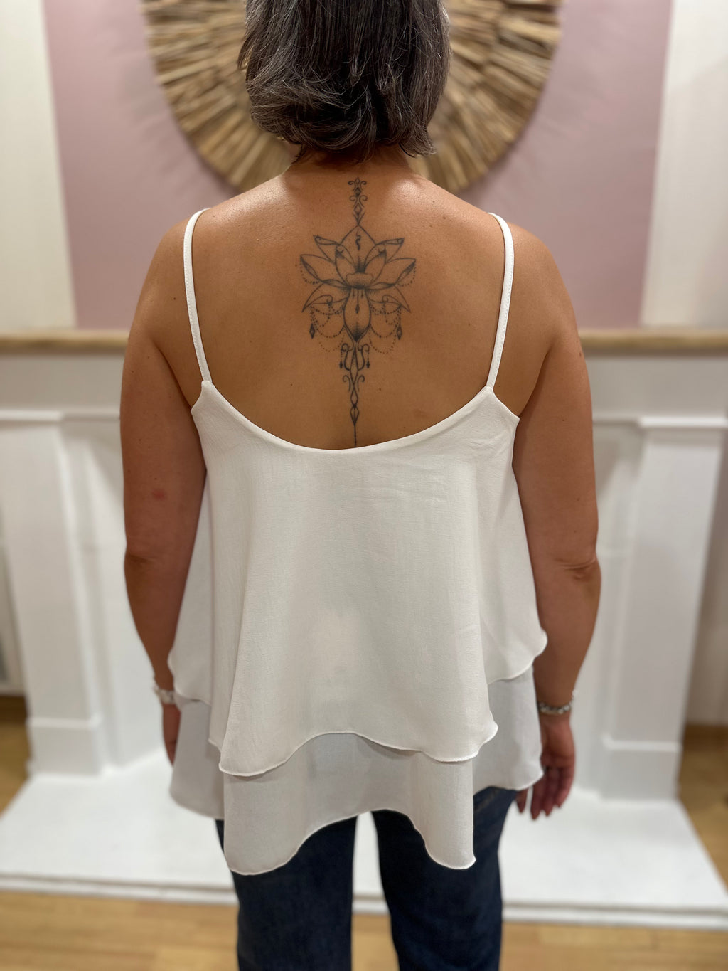 Top fluide blanc femme à fines bretelles avec détail de perles et double volant – QI Made in Italy – Miss Caprice