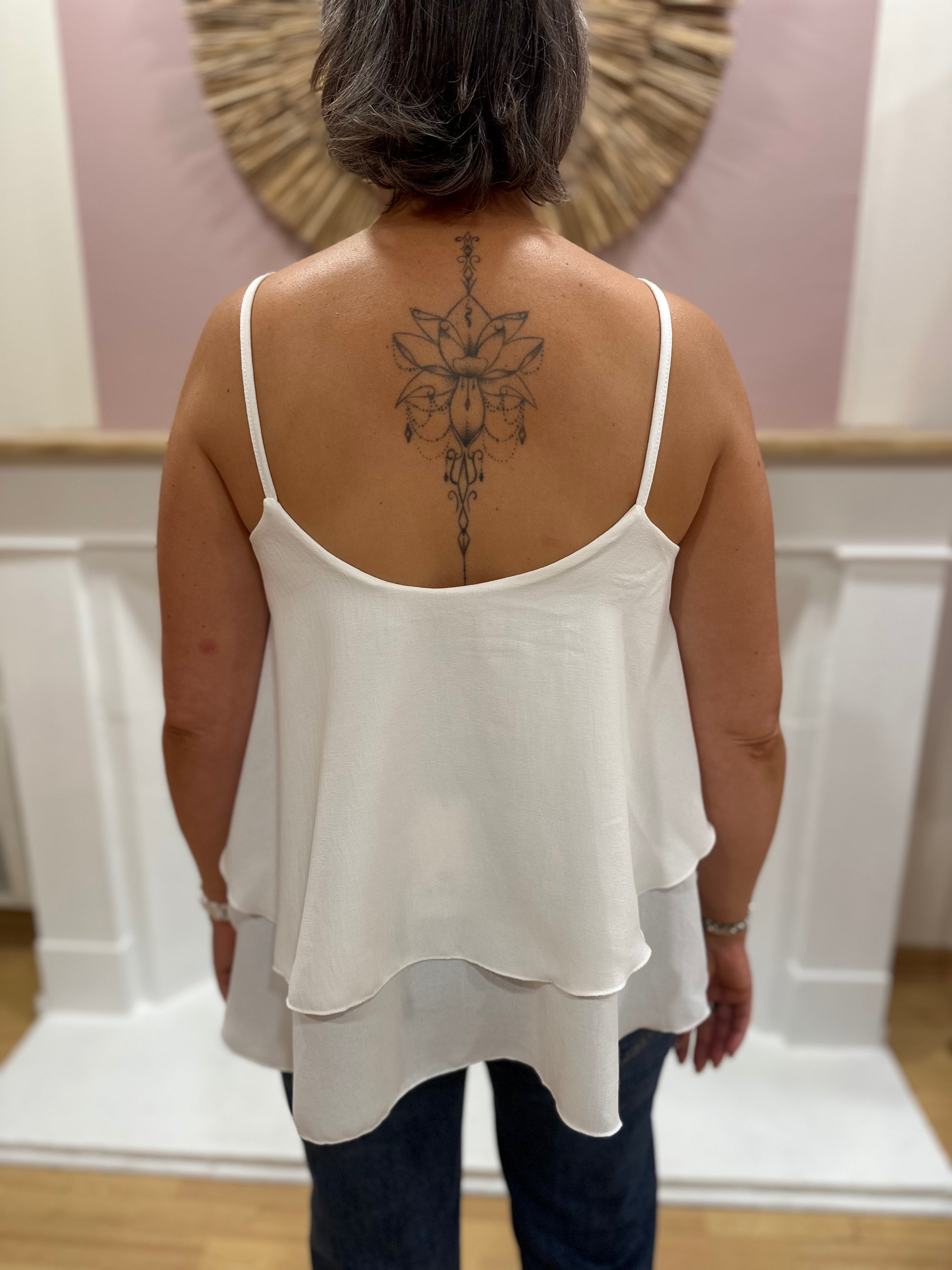 Top fluide blanc femme à fines bretelles avec détail de perles et double volant – QI Made in Italy – Miss Caprice