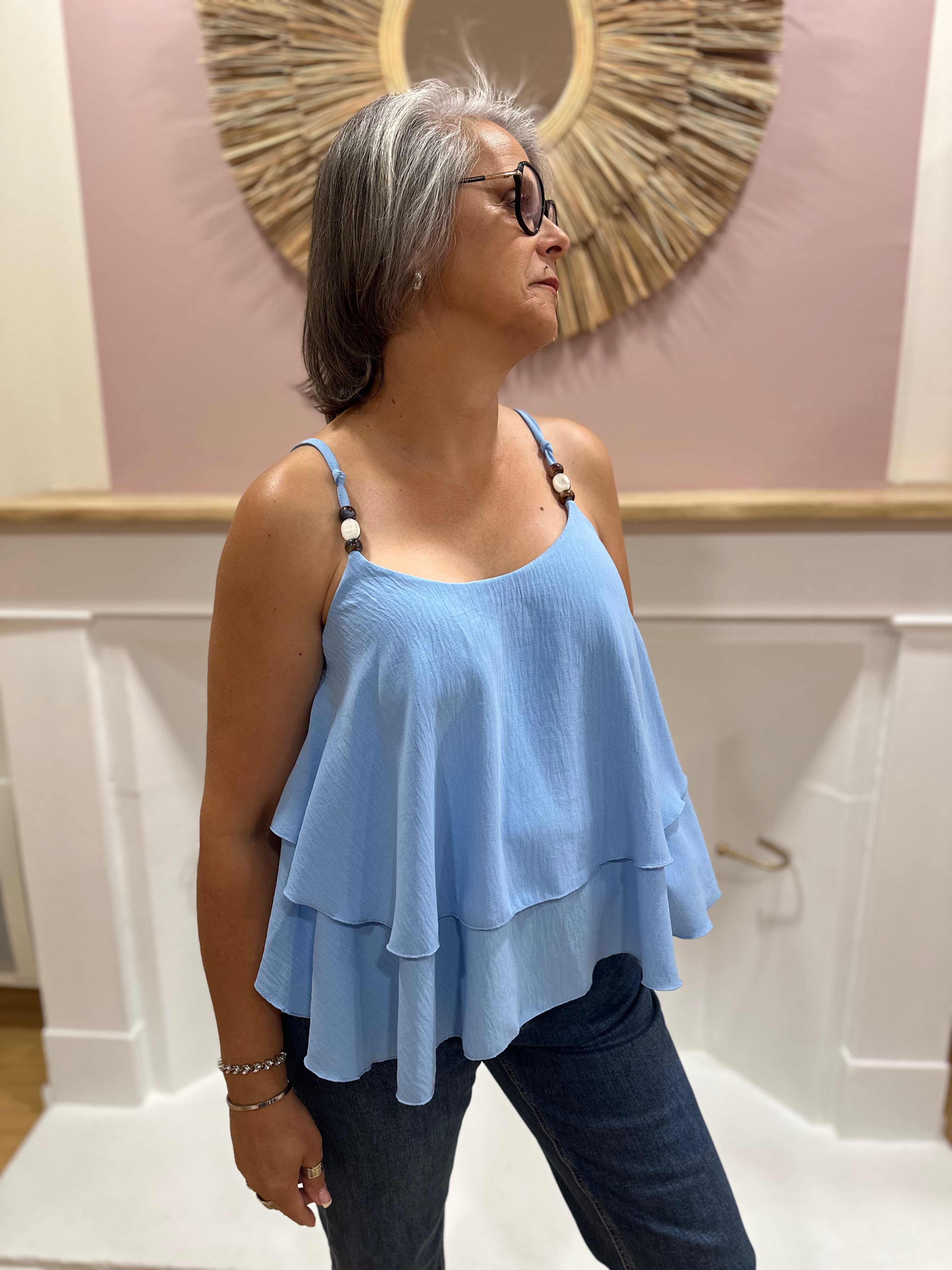 Top fluide bleu ciel femme à fines bretelles perlées et double volant – QI Made in Italy – Miss Caprice