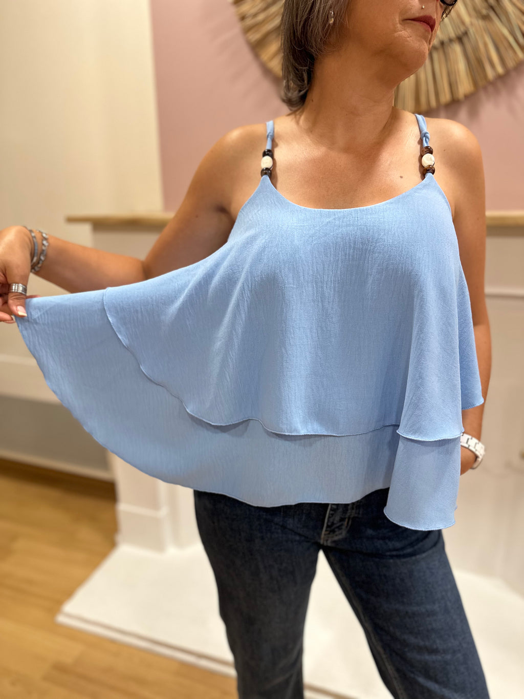 Top fluide bleu ciel femme à fines bretelles perlées et double volant – QI Made in Italy – Miss Caprice