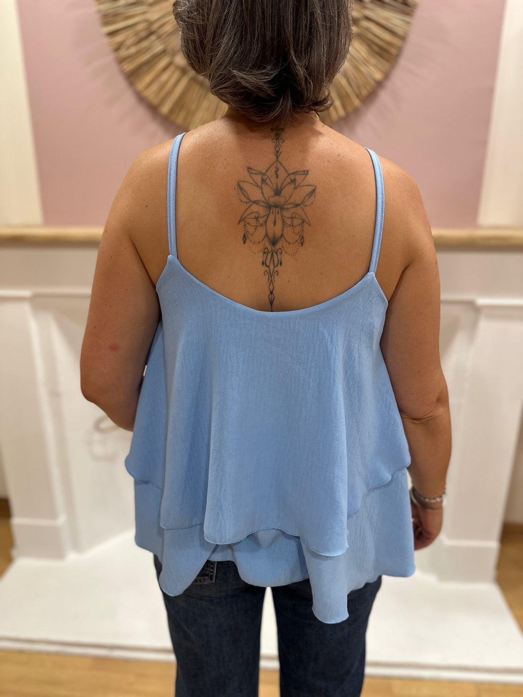 Top fluide bleu ciel femme à fines bretelles perlées et double volant – QI Made in Italy – Miss Caprice