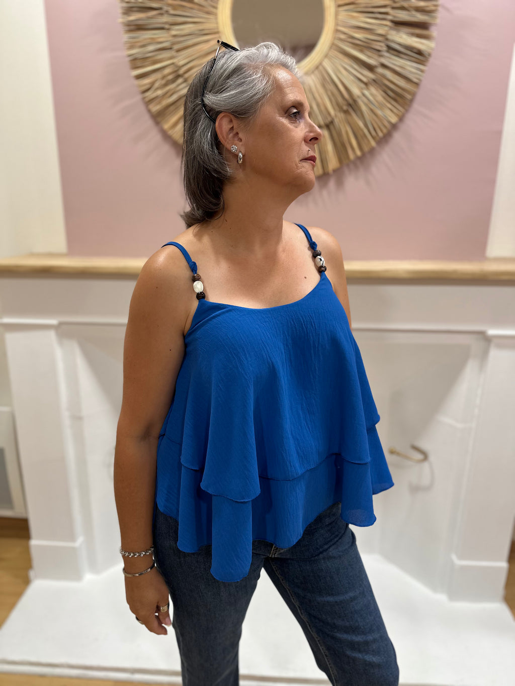 Top fluide bleu roi femme à fines bretelles perlées et double volant – QI Made in Italy – Miss Caprice