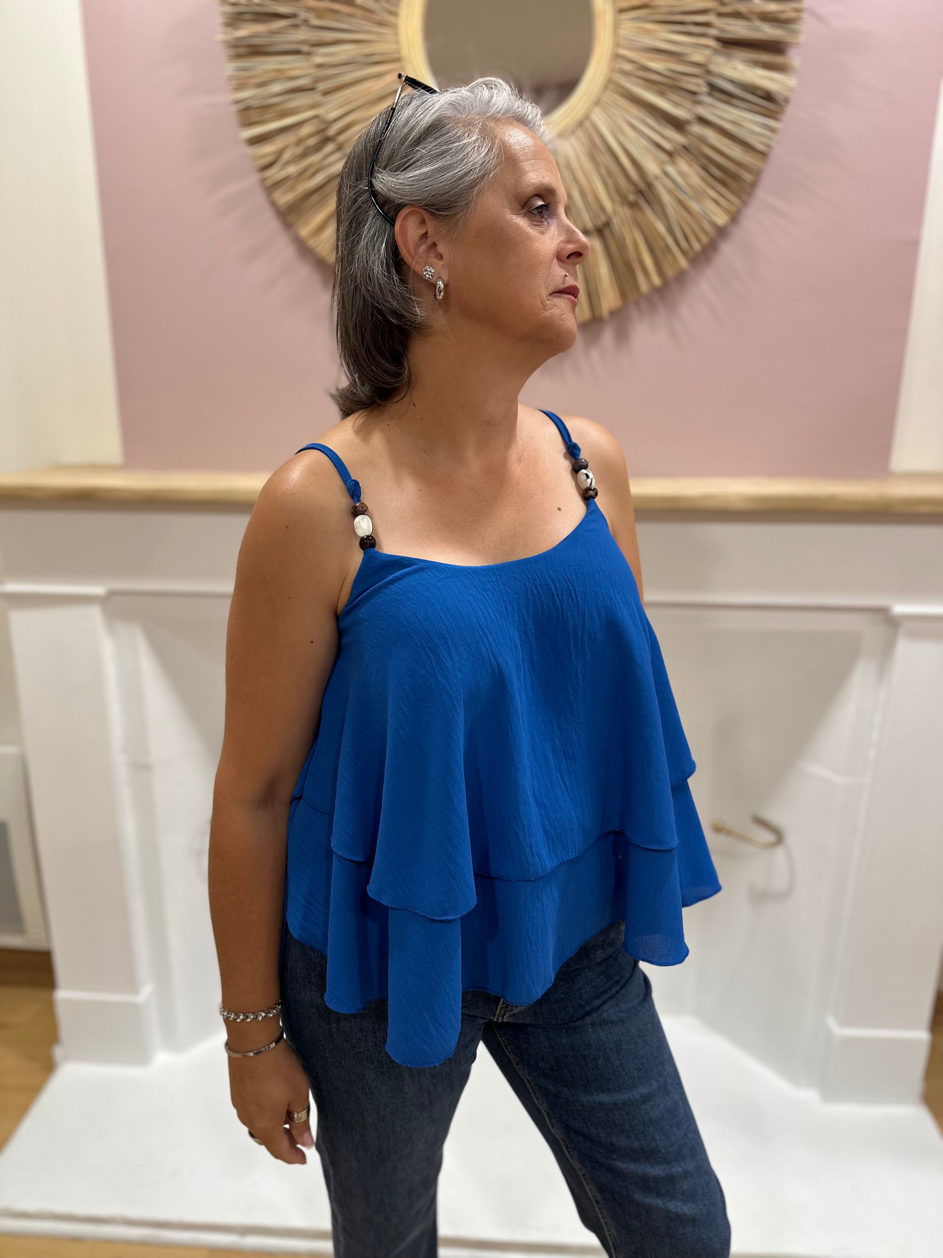 Top fluide bleu roi femme à fines bretelles perlées et double volant – QI Made in Italy – Miss Caprice