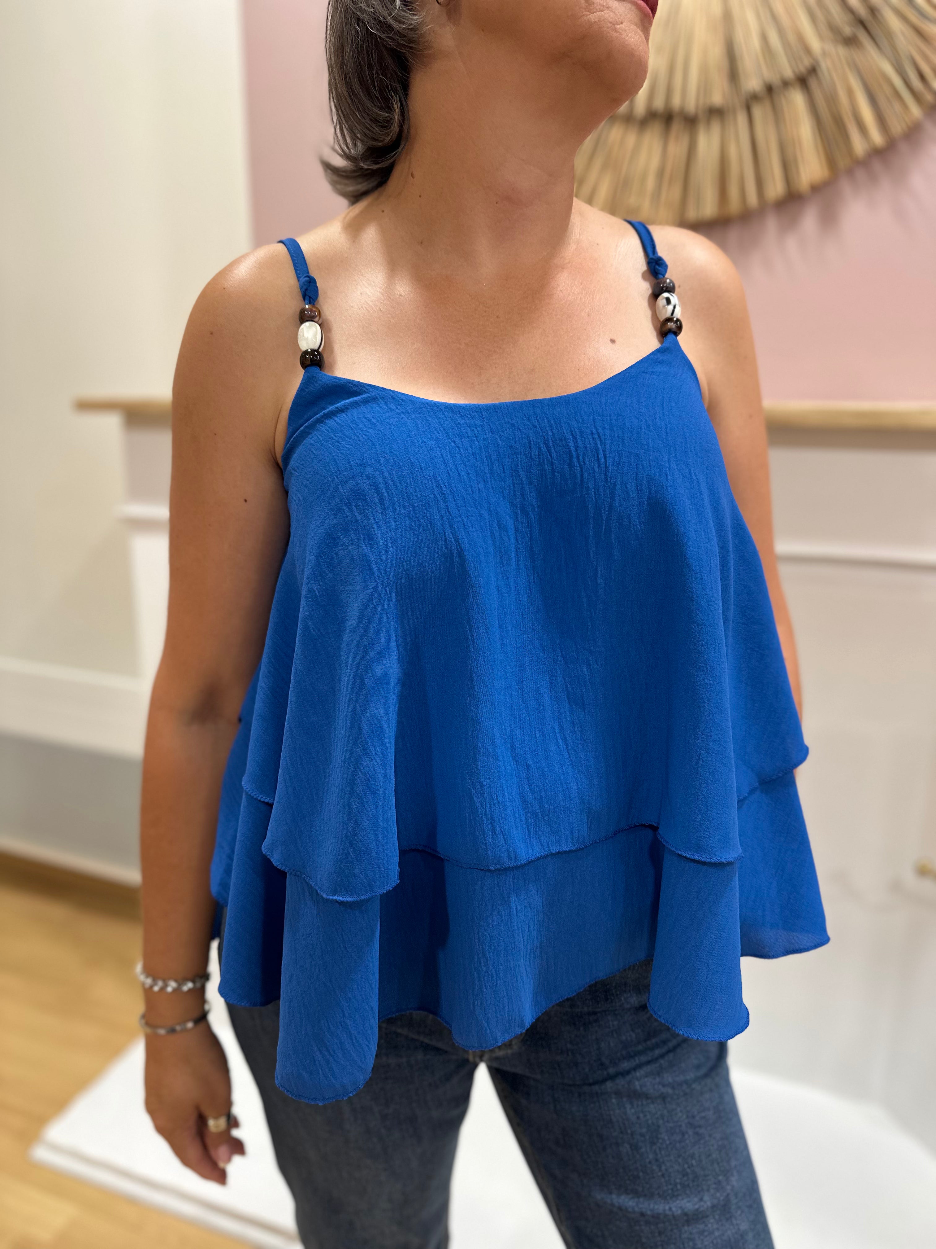 Top fluide bleu roi femme à fines bretelles perlées et double volant – QI Made in Italy – Miss Caprice