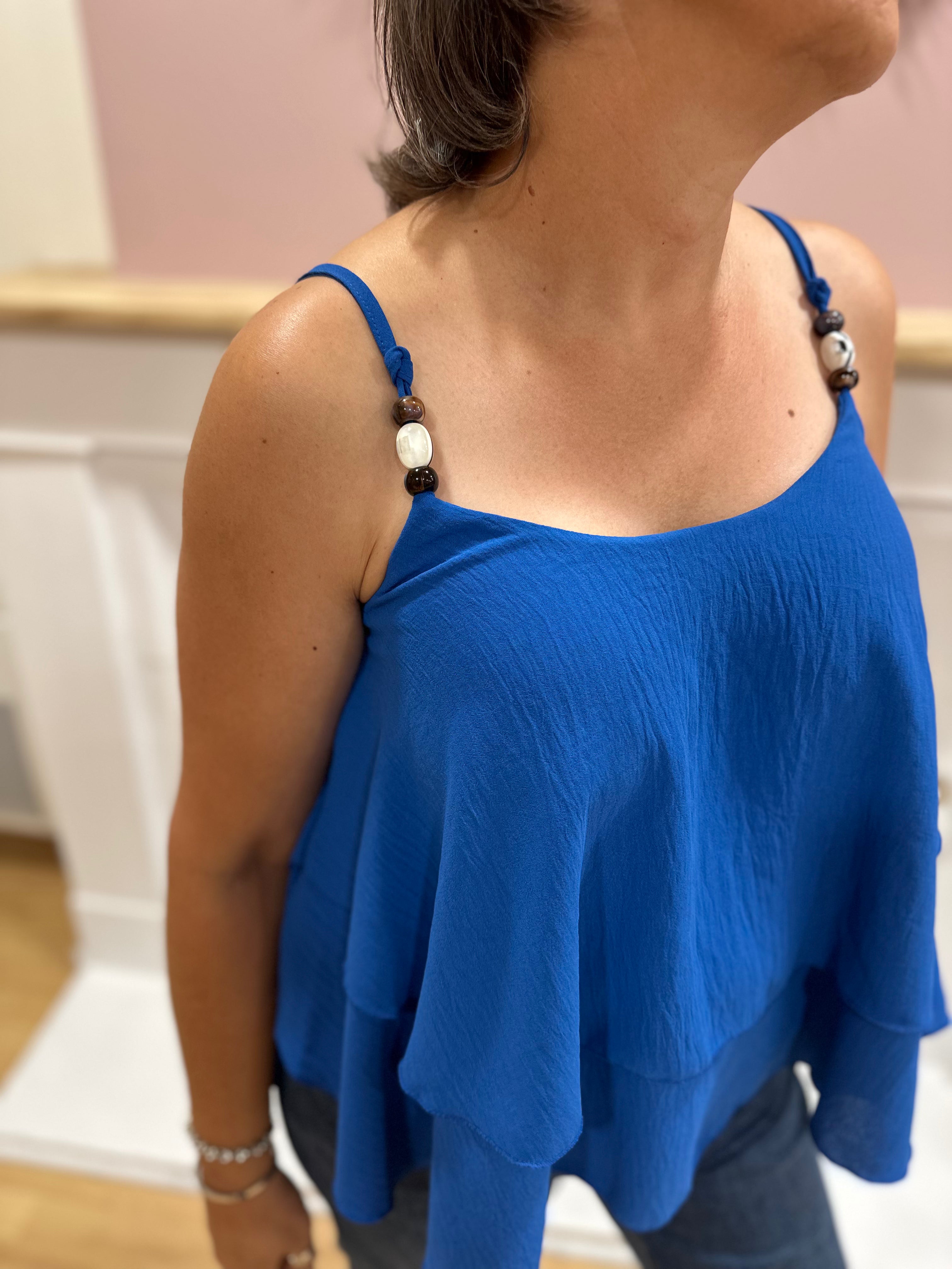 Top fluide bleu roi femme à fines bretelles perlées et double volant – QI Made in Italy – Miss Caprice