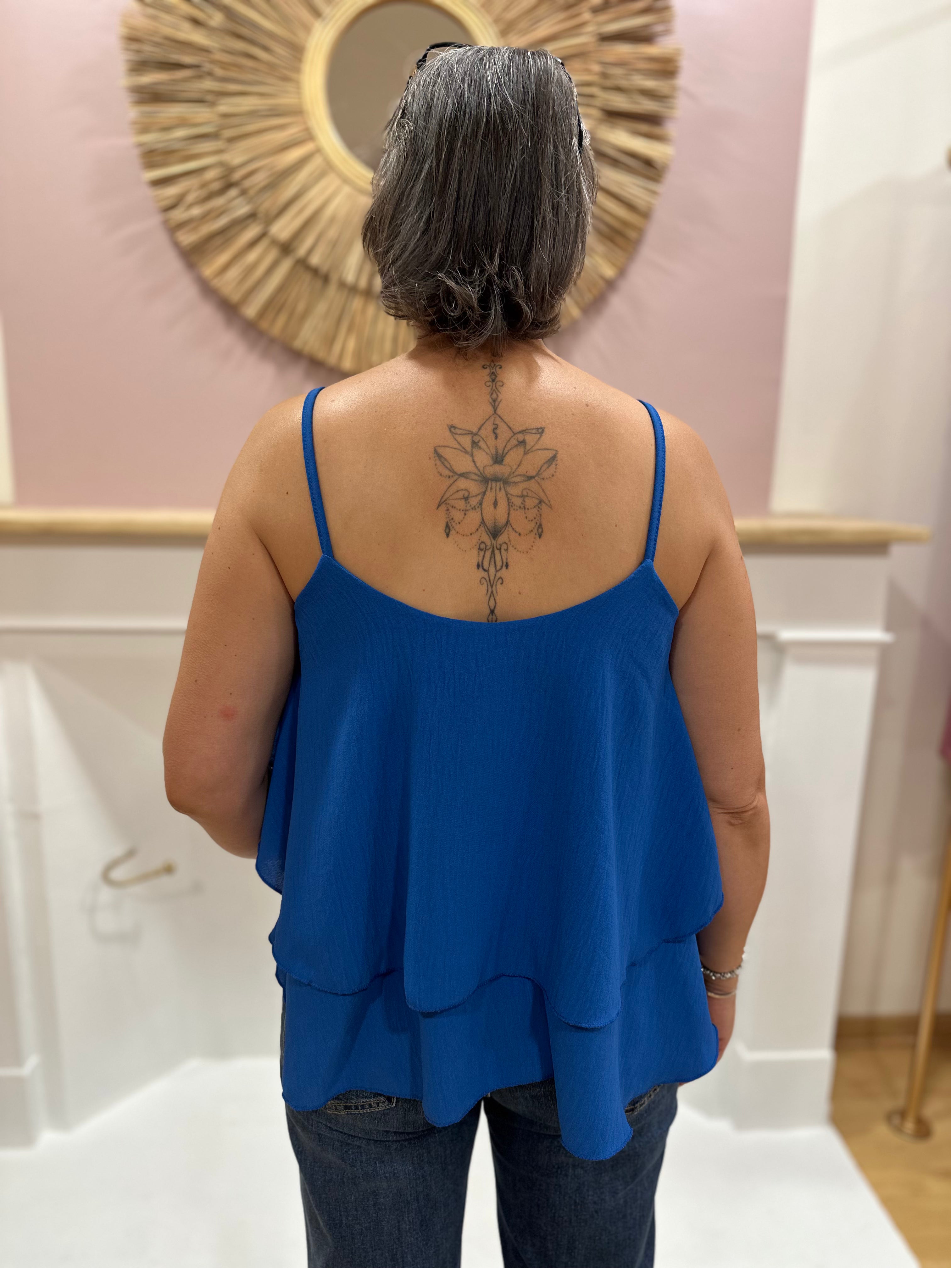 Top fluide bleu roi femme à fines bretelles perlées et double volant – QI Made in Italy – Miss Caprice
