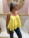Top fluide jaune femme à fines bretelles perlées et double volant – QI Made in Italy – Miss Caprice