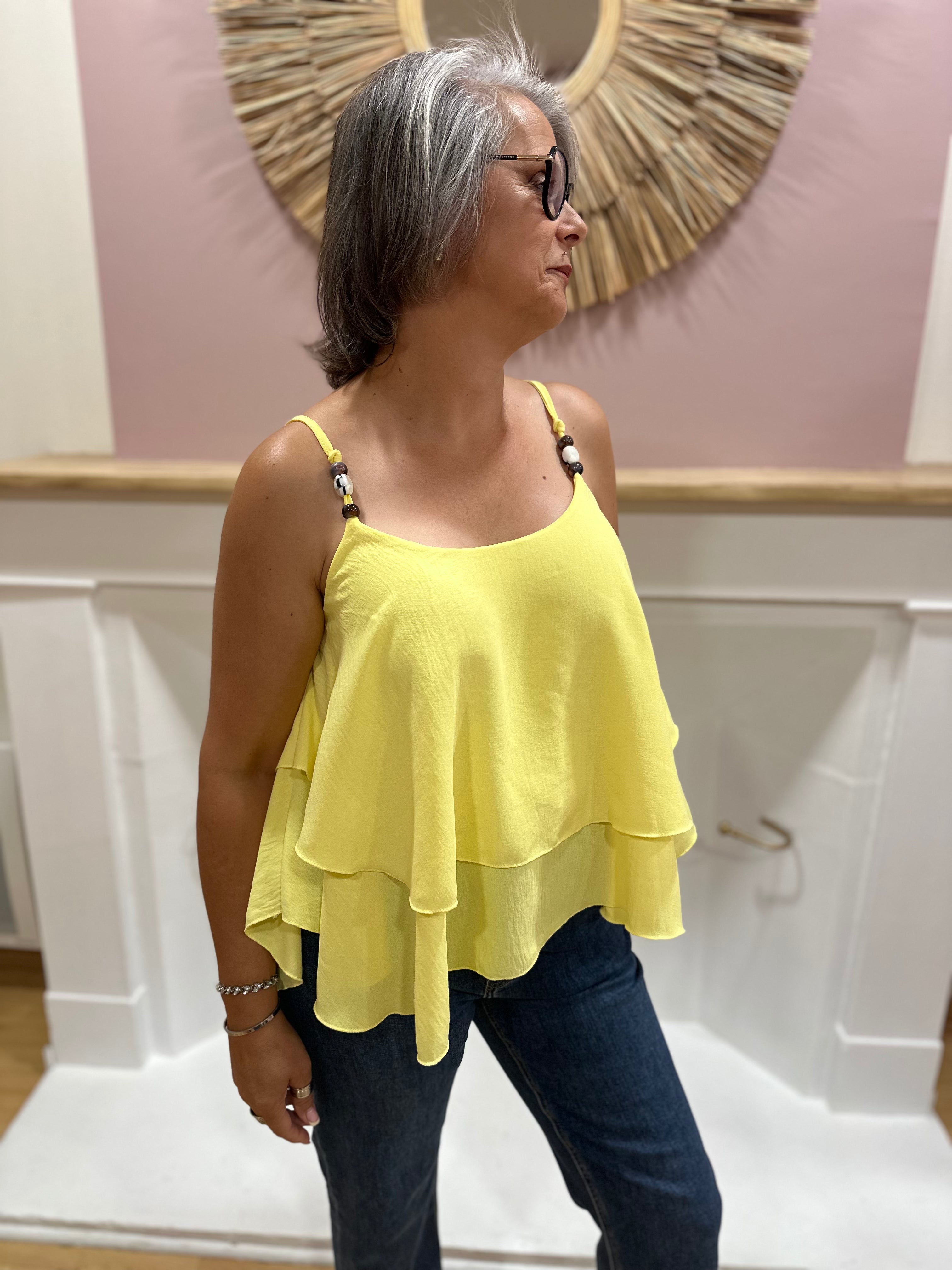 Top fluide jaune femme à fines bretelles perlées et double volant – QI Made in Italy – Miss Caprice
