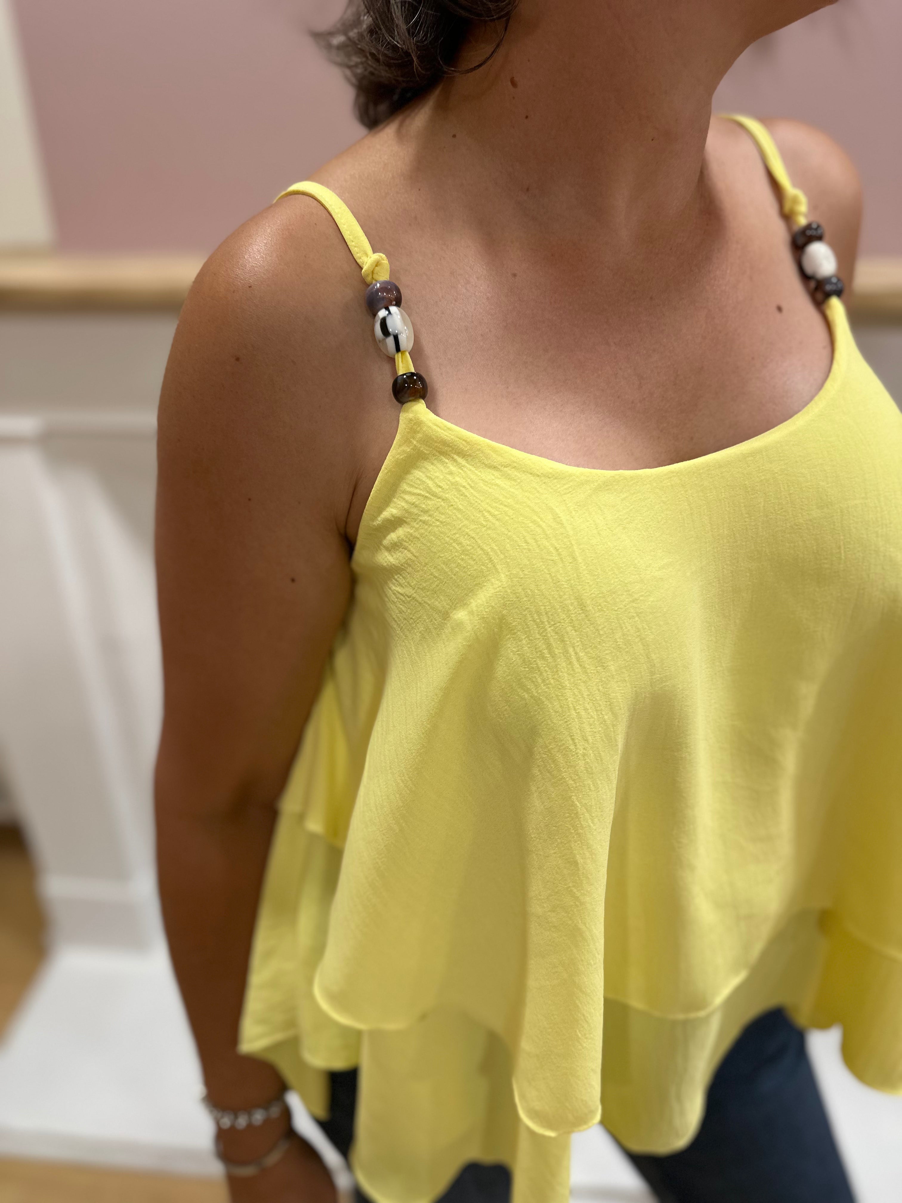 Top fluide jaune femme à fines bretelles perlées et double volant – QI Made in Italy – Miss Caprice