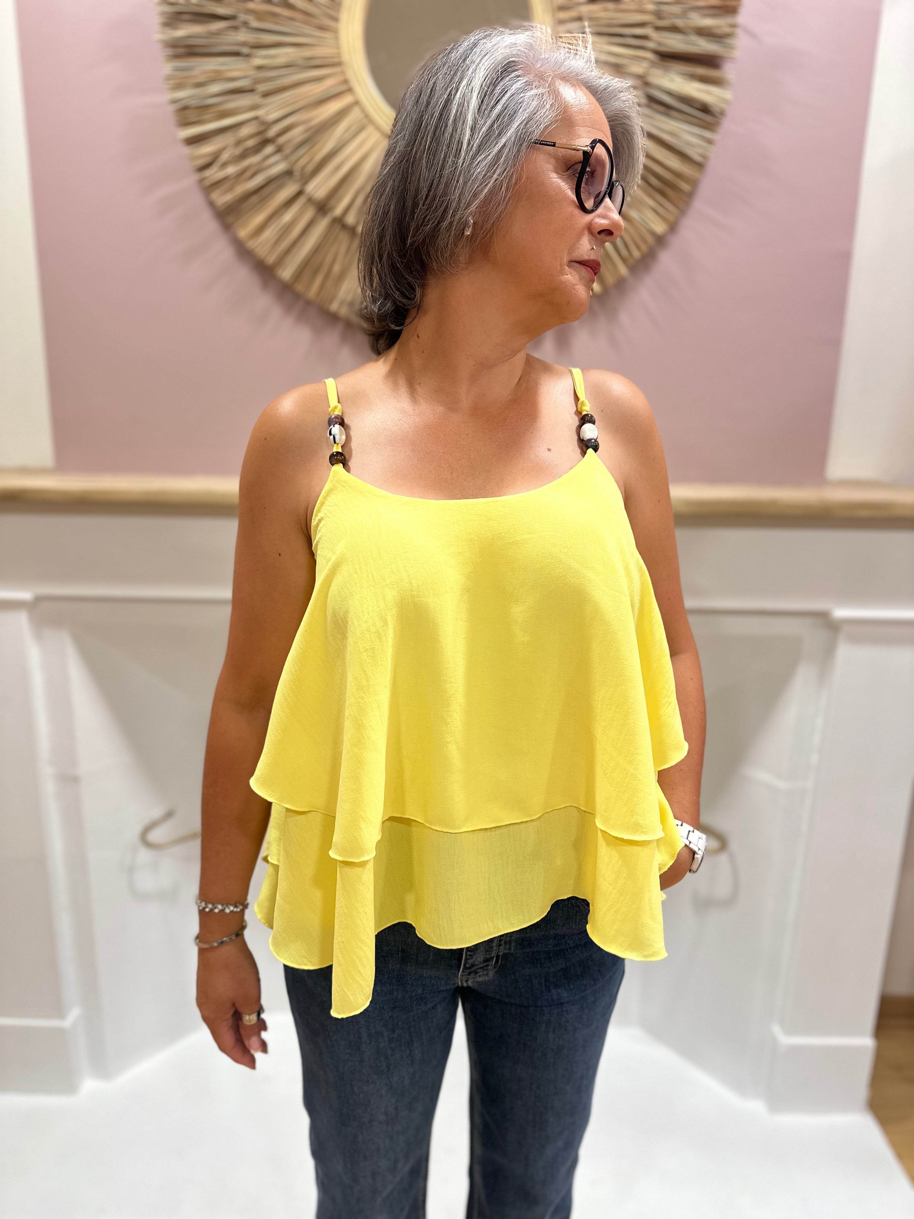 Top fluide jaune femme à fines bretelles perlées et double volant – QI Made in Italy – Miss Caprice