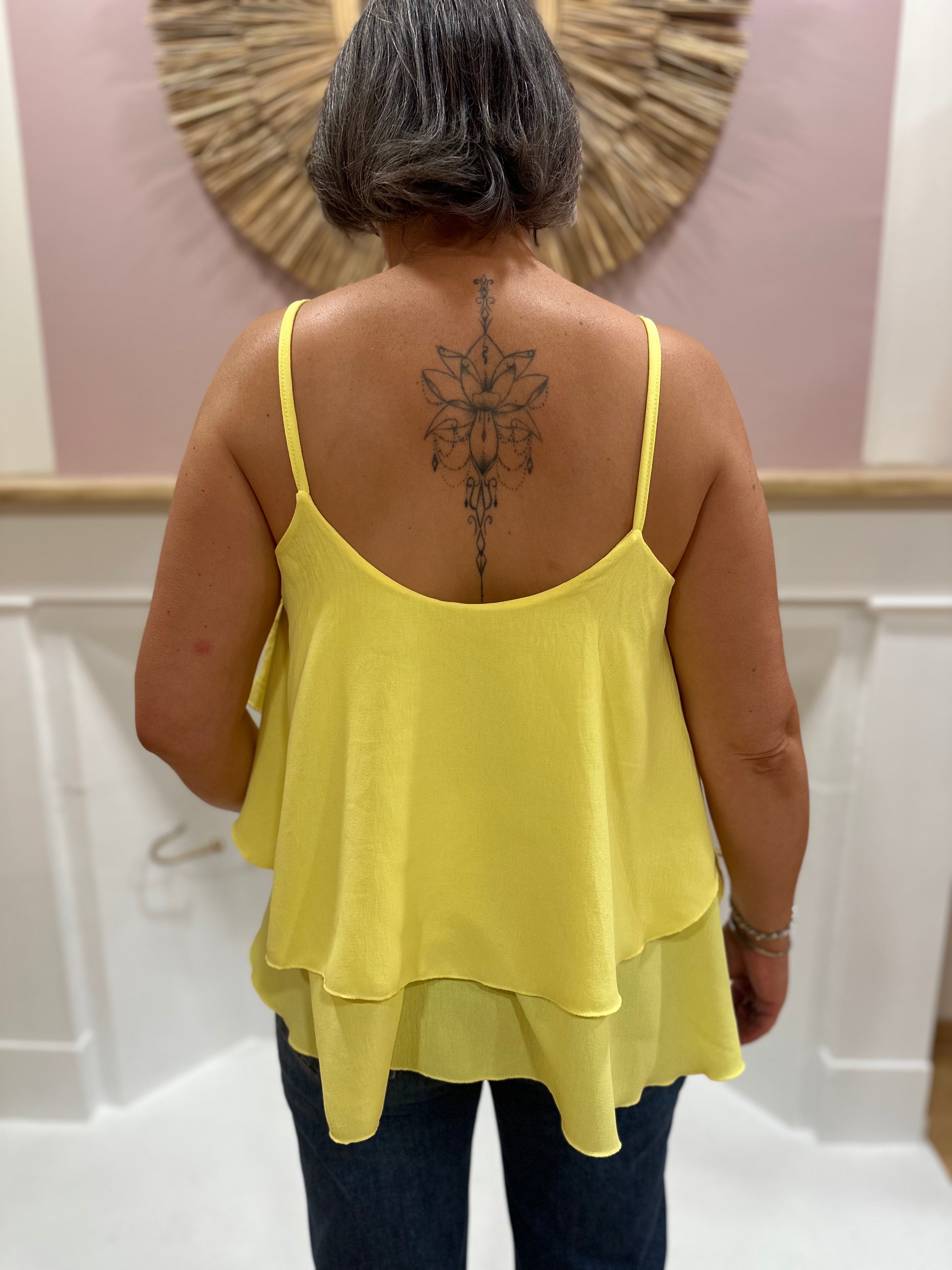 Top fluide jaune femme à fines bretelles perlées et double volant – QI Made in Italy – Miss Caprice