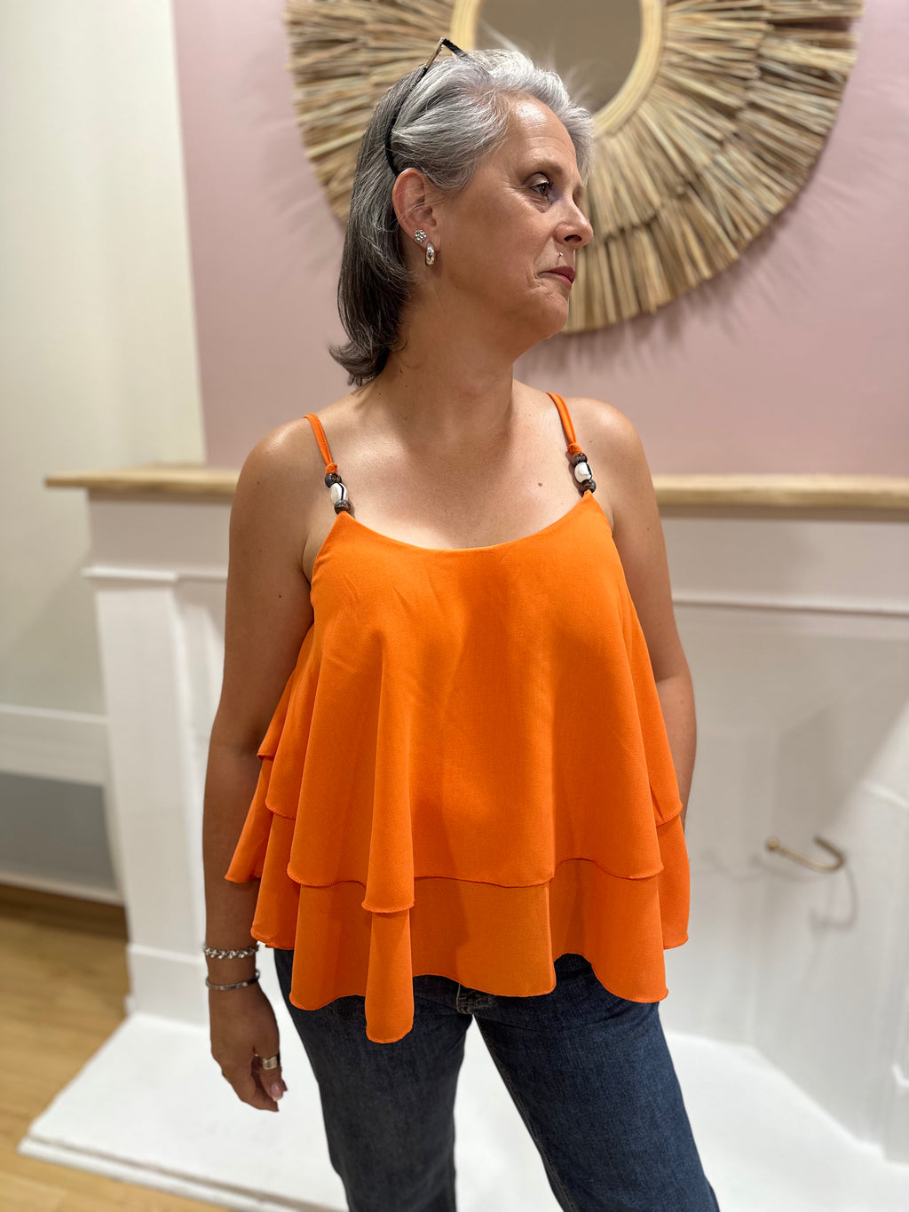 Top fluide orange femme à fines bretelles perlées et double volant – QI Made in Italy – Miss Caprice