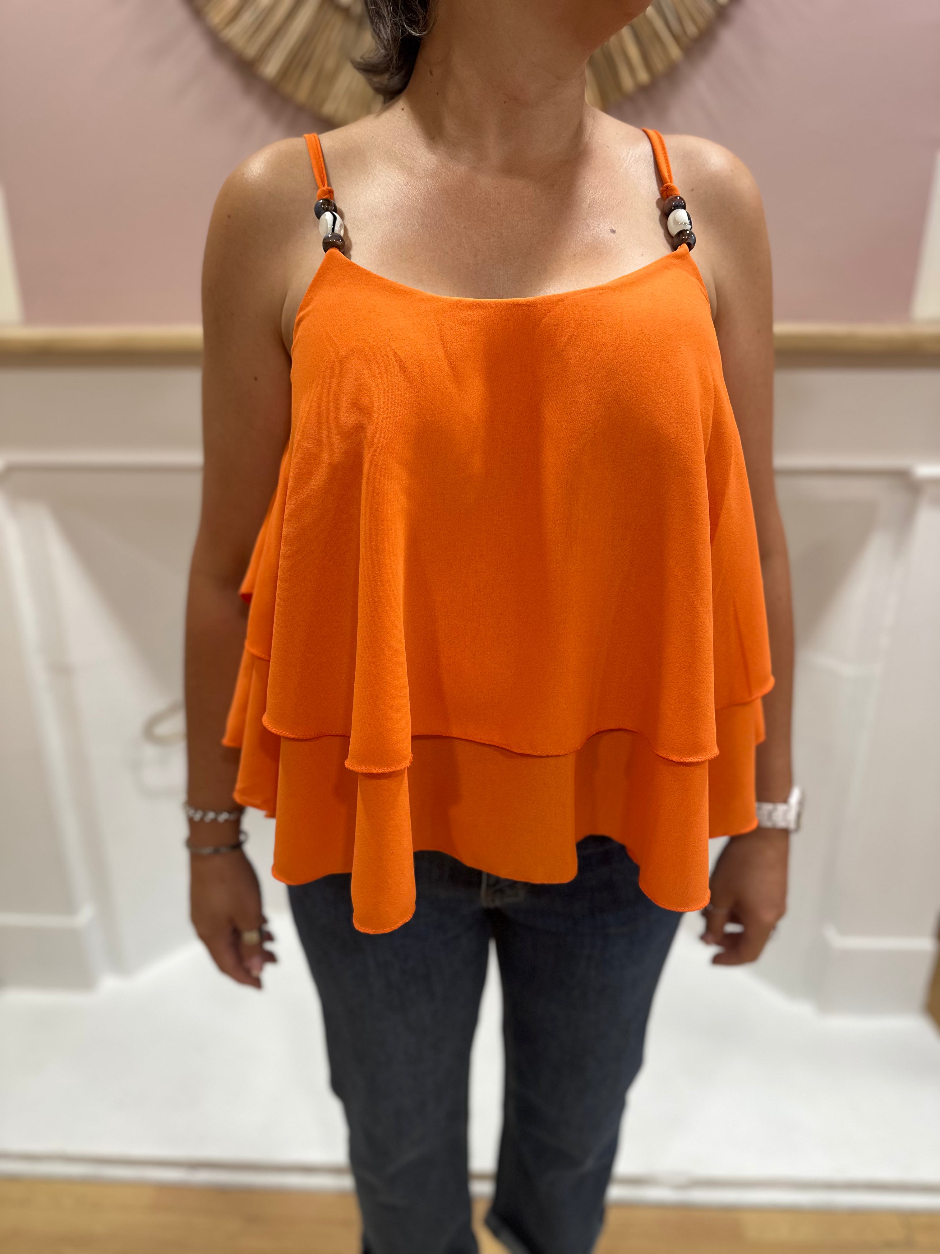 Top fluide orange femme à fines bretelles perlées et double volant – QI Made in Italy – Miss Caprice