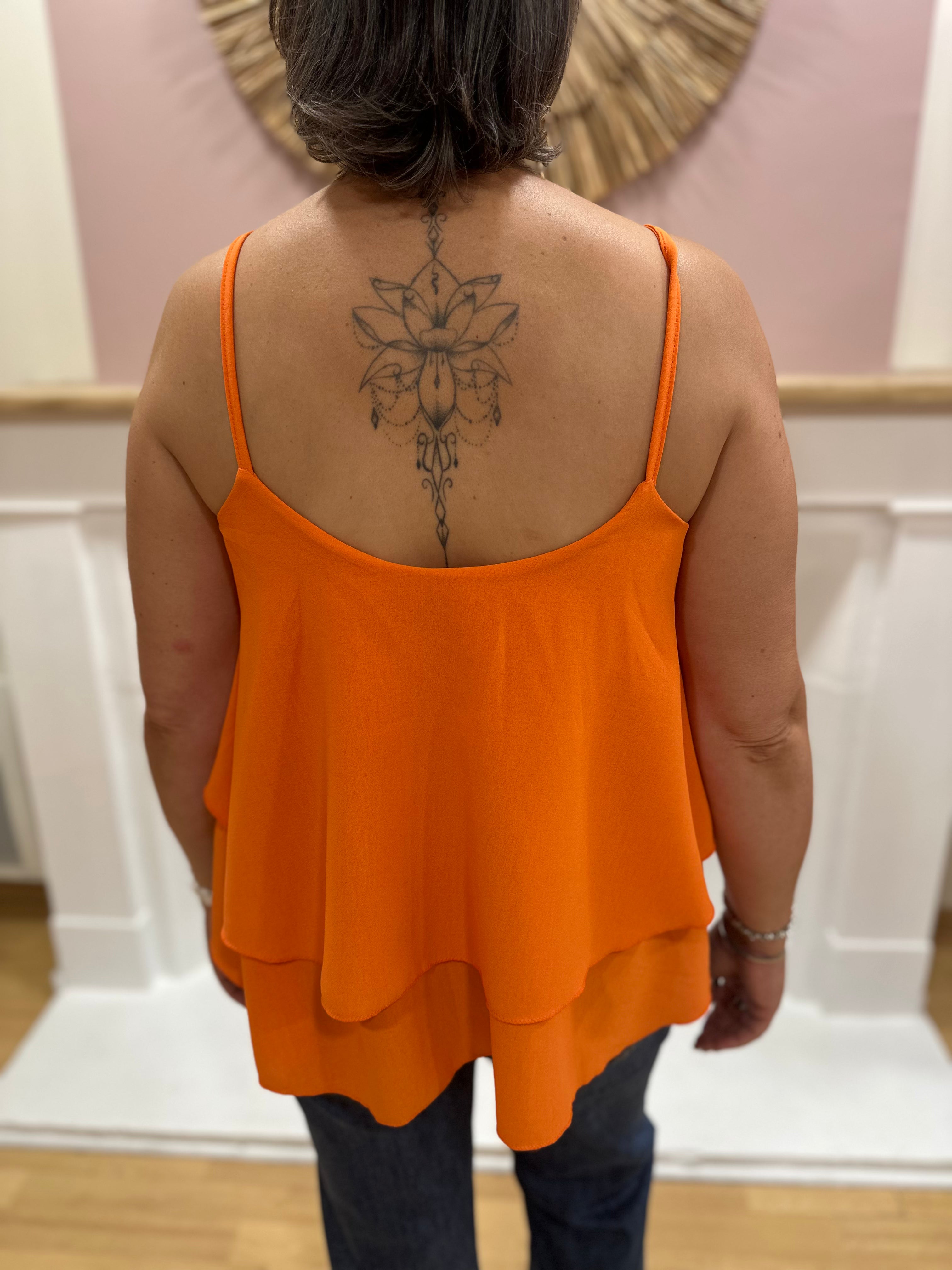 Top fluide orange femme à fines bretelles perlées et double volant – QI Made in Italy – Miss Caprice