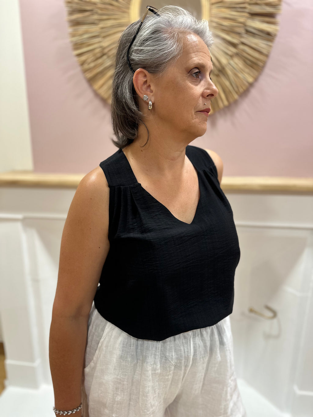 Top noir femme à bretelles épaisses avec col V et coupe fluide – Issyma Made in Italy – Miss Caprice