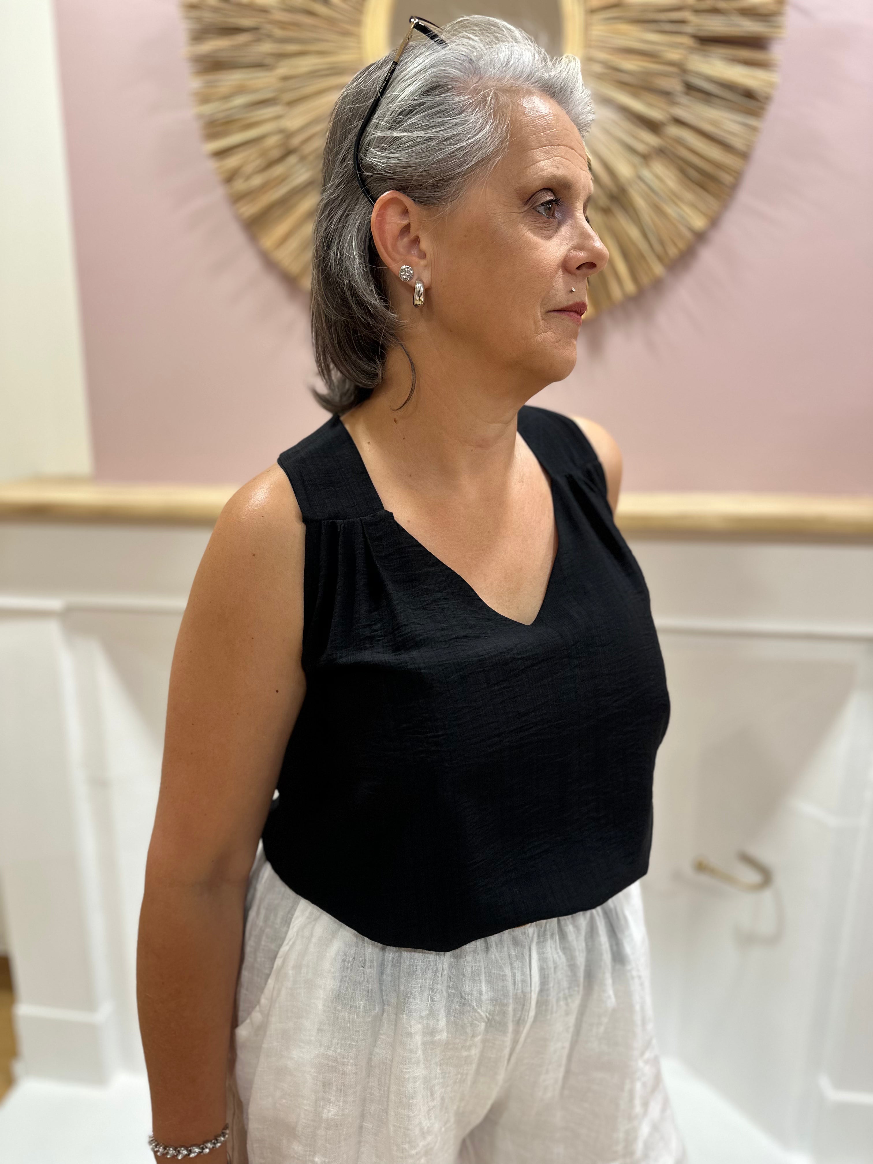 Top noir femme à bretelles épaisses avec col V et coupe fluide – Issyma Made in Italy – Miss Caprice