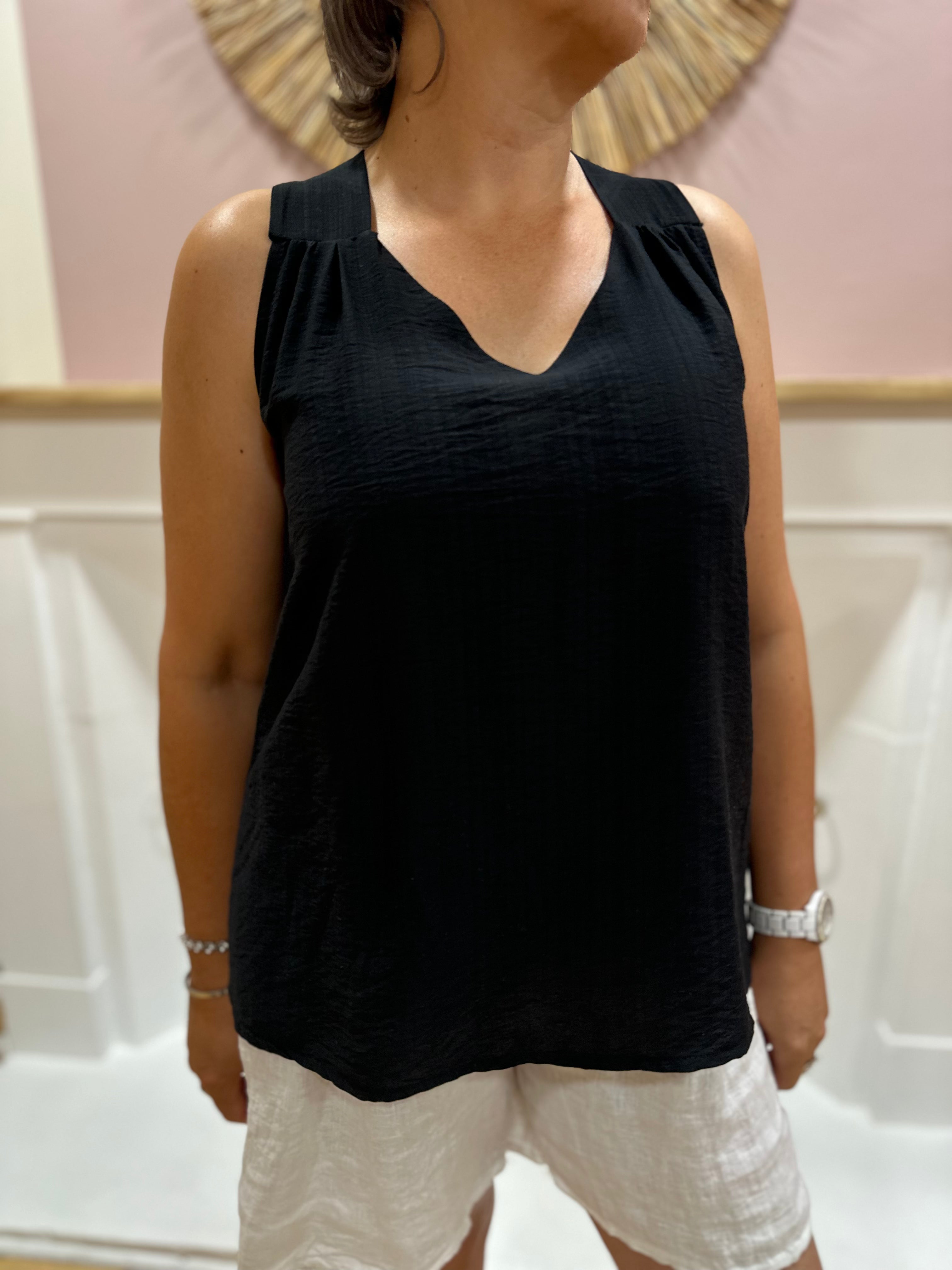 Top noir femme à bretelles épaisses avec col V et coupe fluide – Issyma Made in Italy – Miss Caprice
