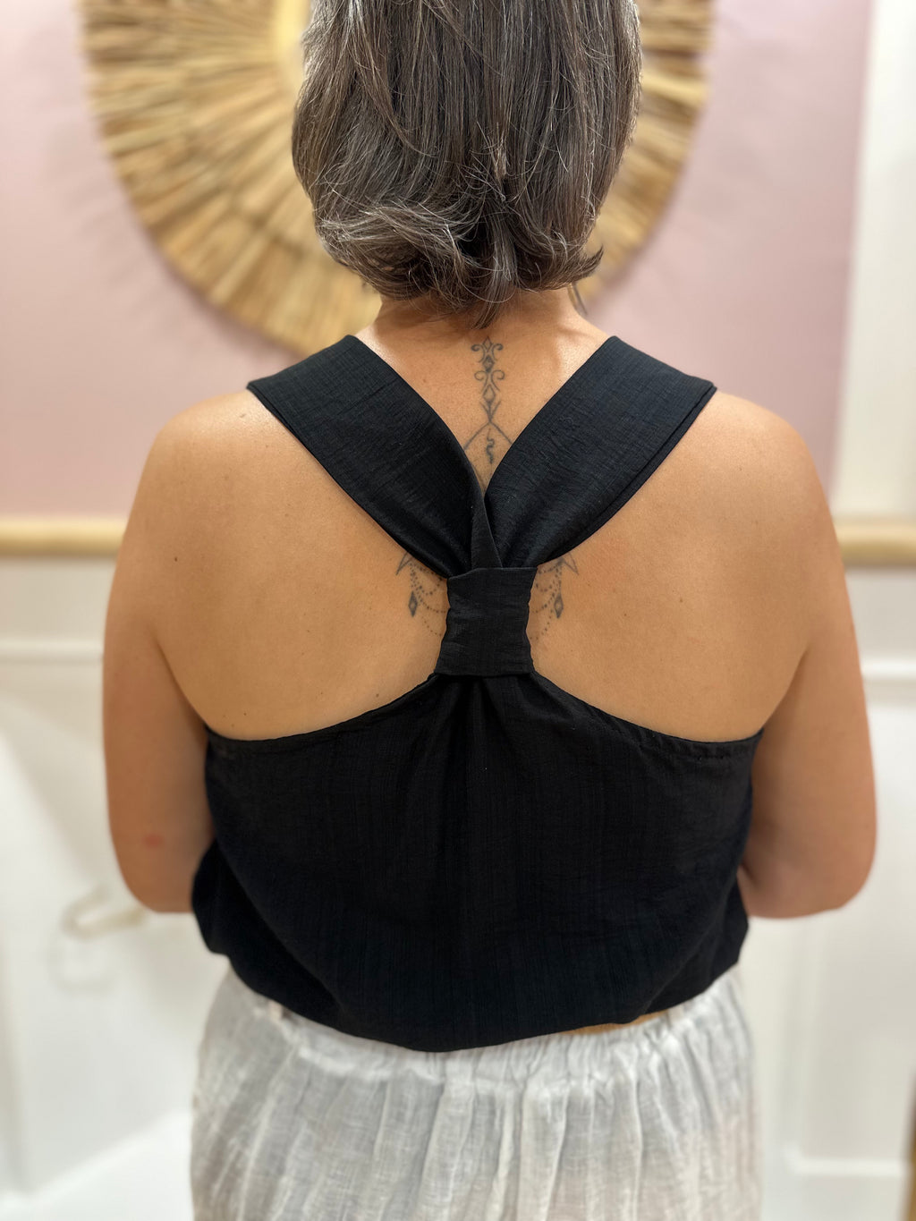 Top noir femme à bretelles épaisses avec col V et coupe fluide – Issyma Made in Italy – Miss Caprice