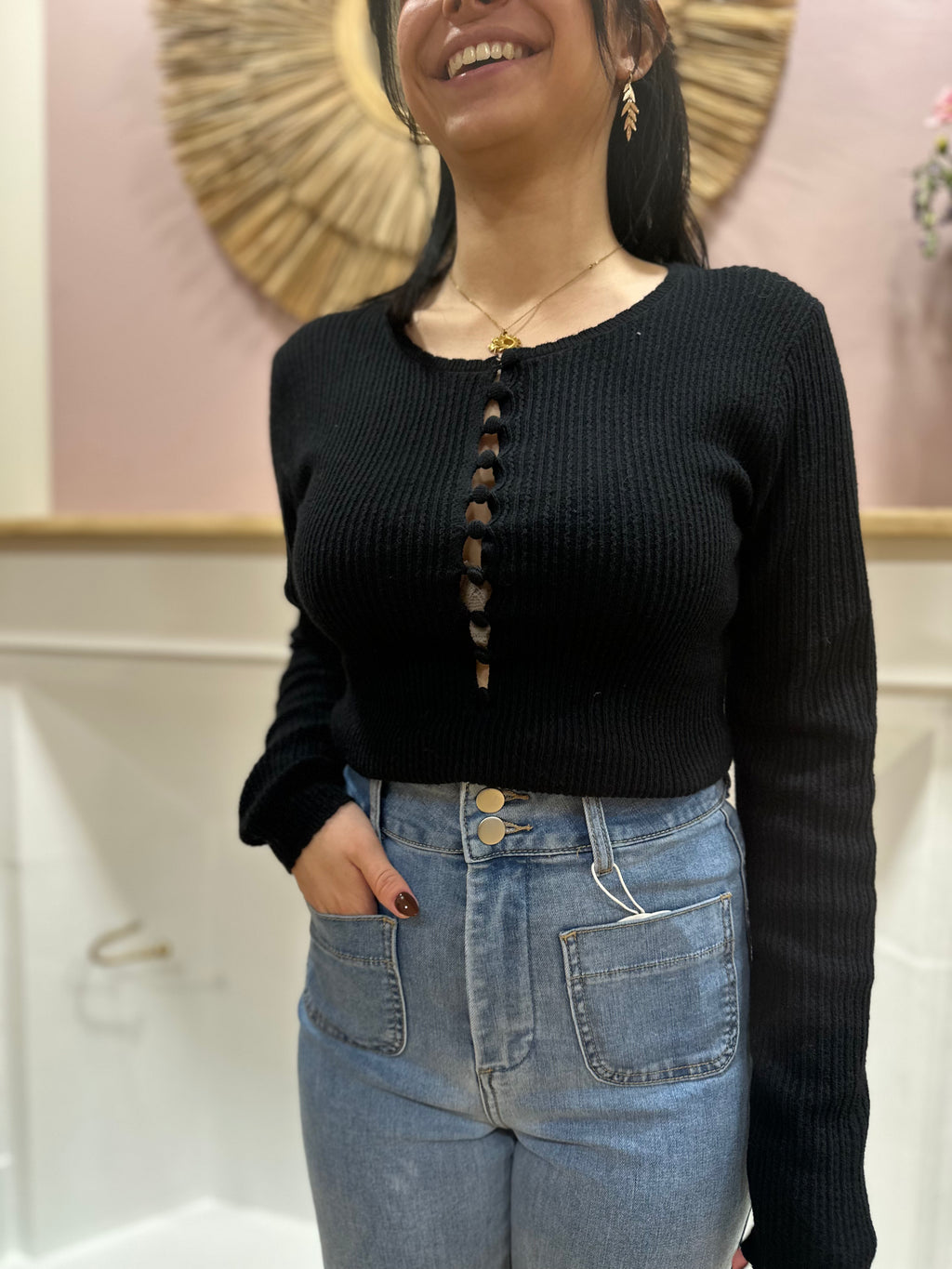 Top noir femme – Manches longues – Matière côtelée – Boutons décolleté – Nathael Paris – Miss Caprice