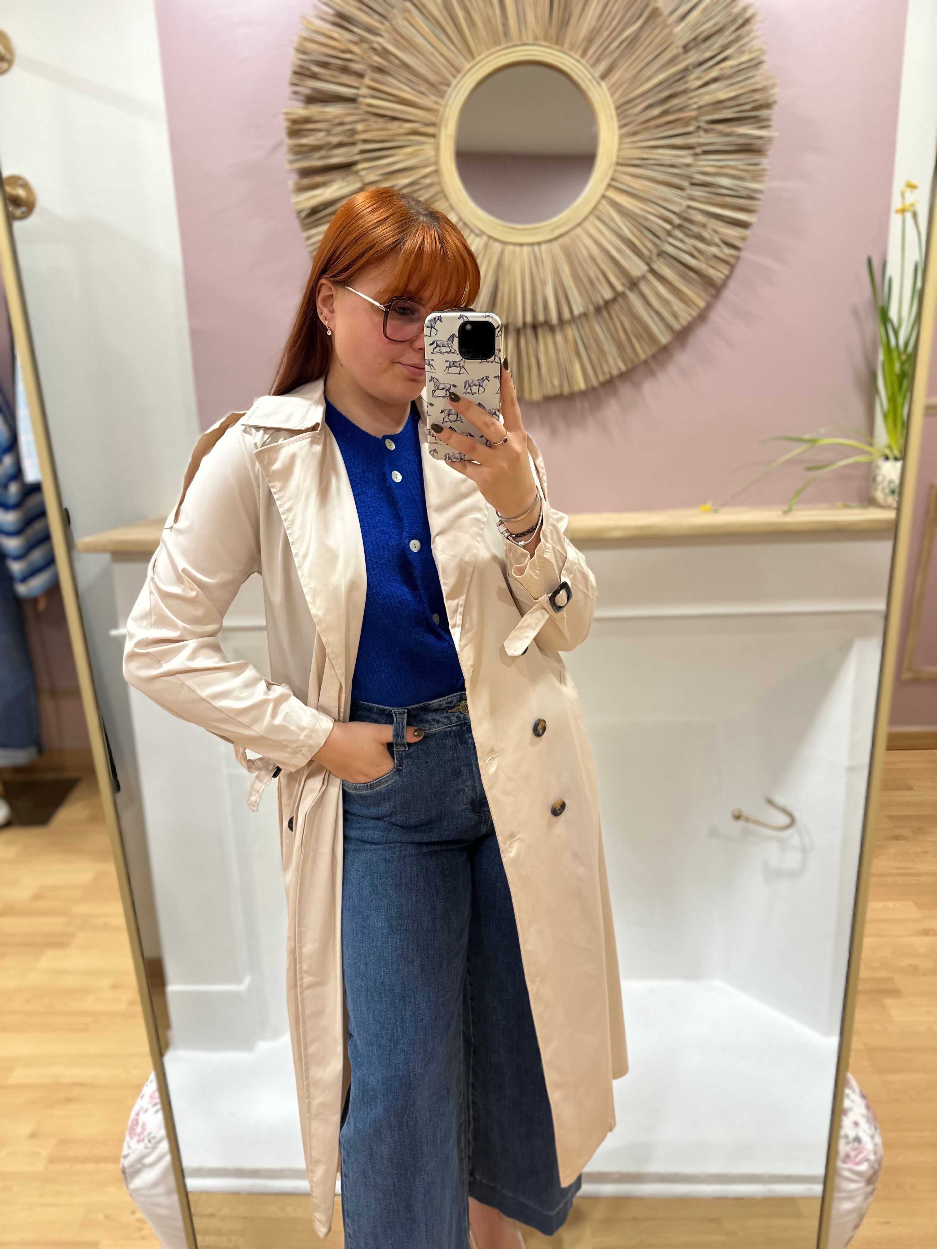 Trench femme beige long coupe droite col V – Amy & Clo – Miss Caprice