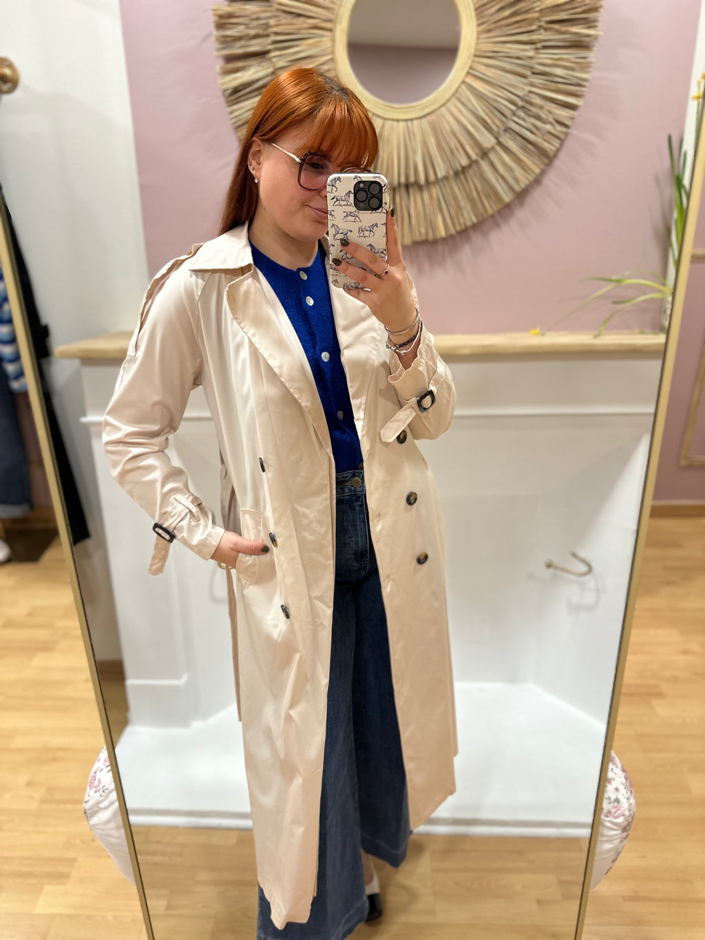 Trench femme beige long coupe droite col V – Amy & Clo – Miss Caprice
