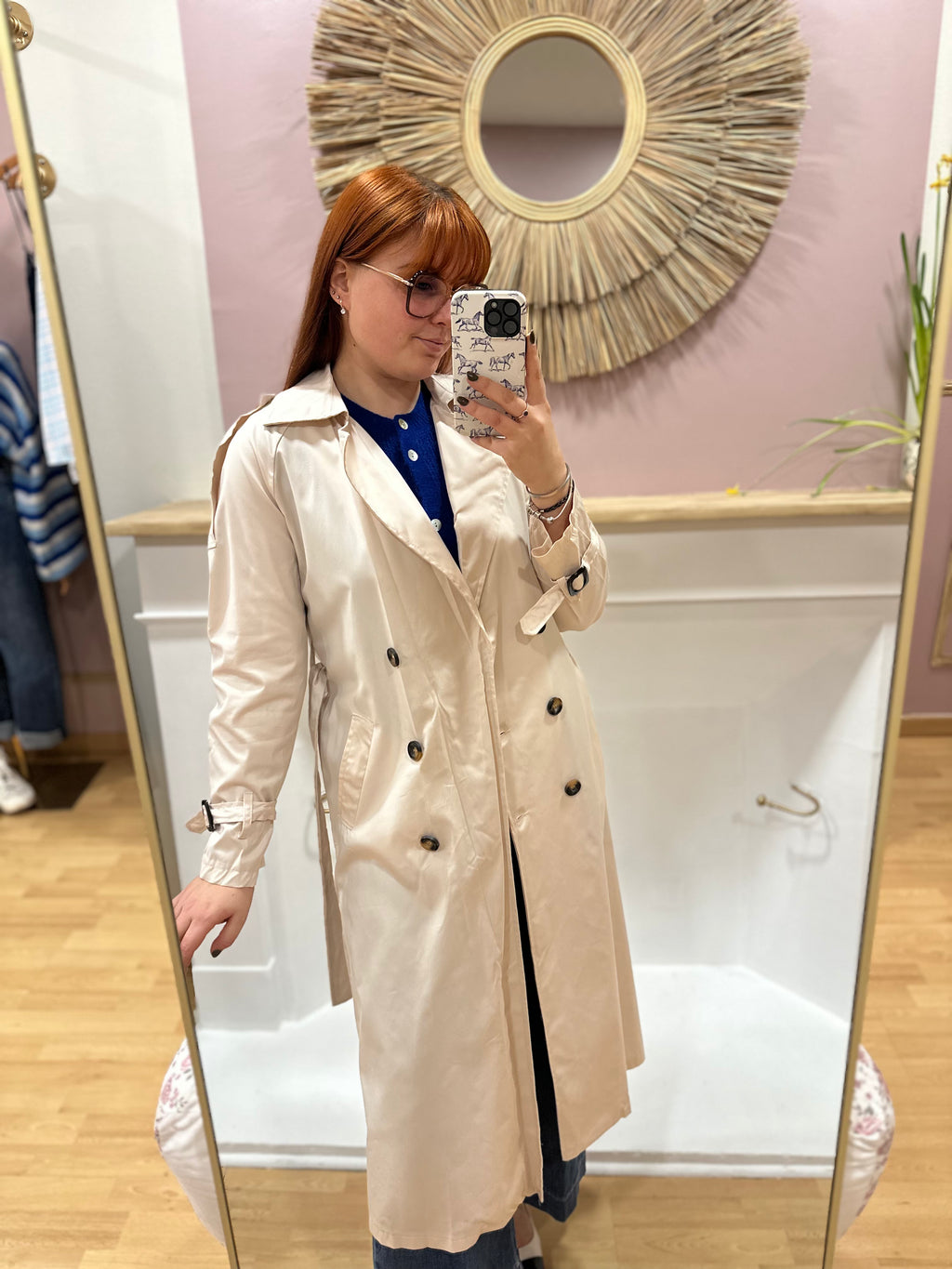 Trench femme beige long coupe droite col V – Amy & Clo – Miss Caprice
