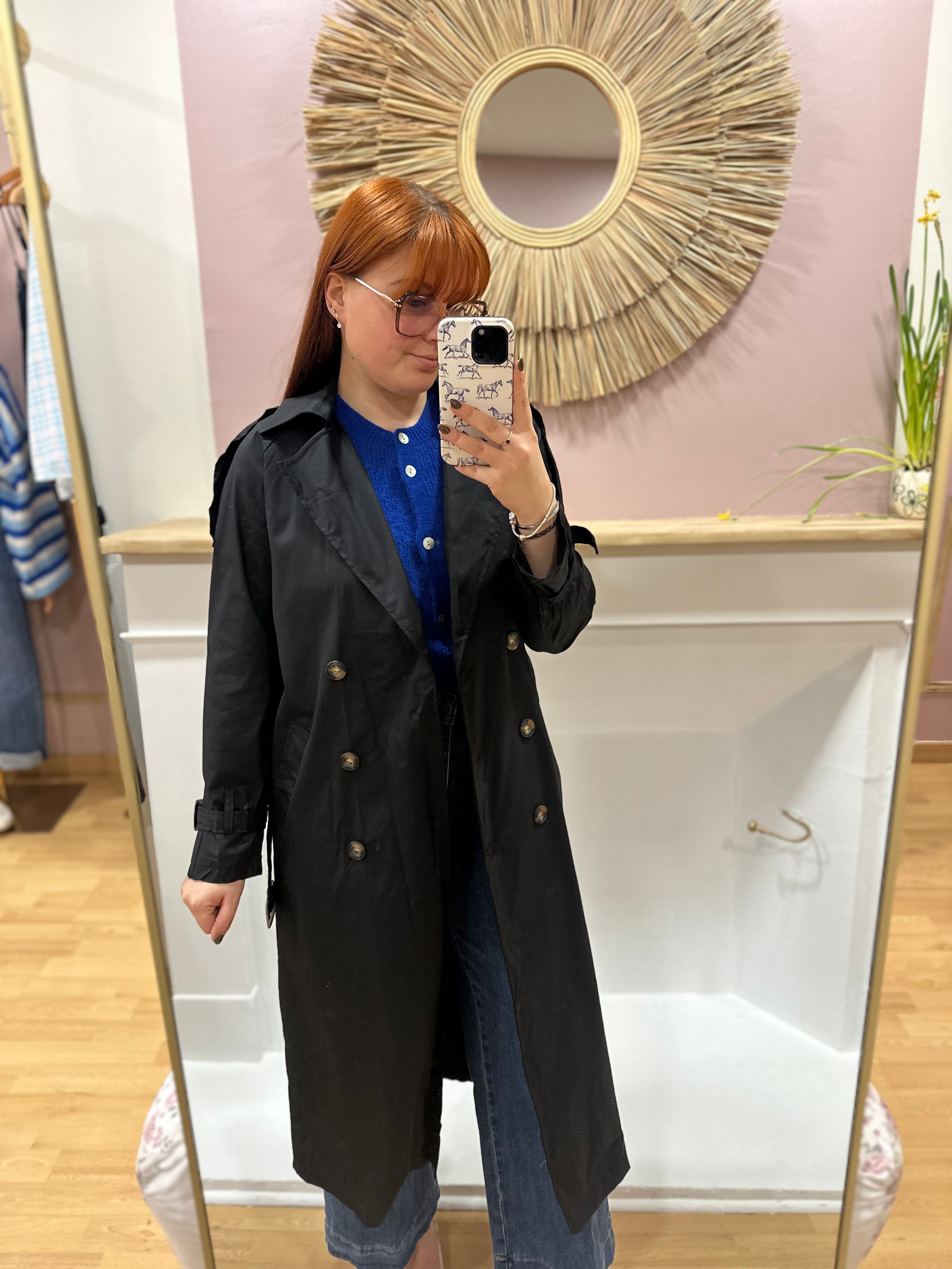 Trench femme noir long coupe droite col V – Amy & Clo – Miss Caprice