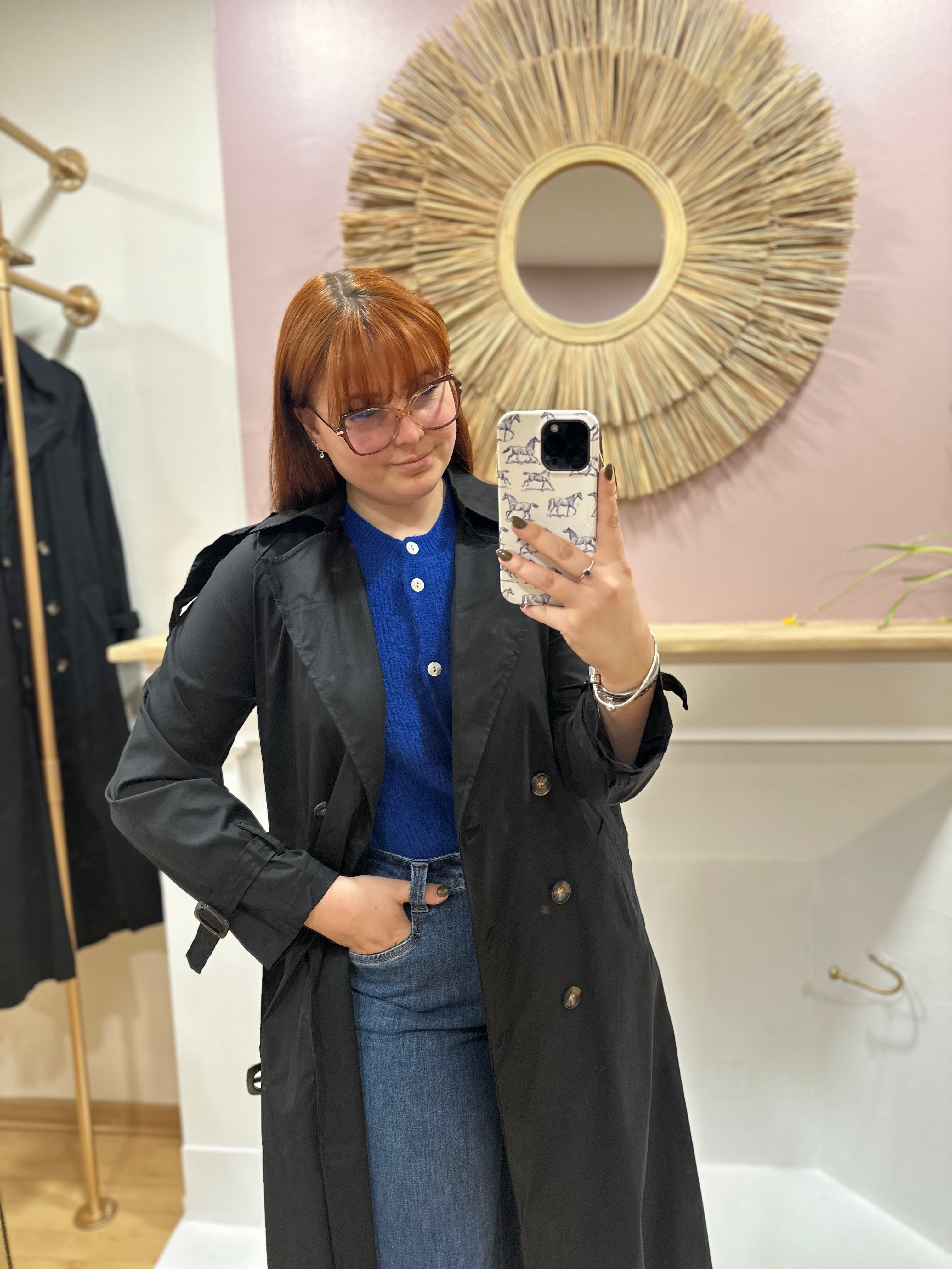 Trench femme noir long coupe droite col V – Amy & Clo – Miss Caprice