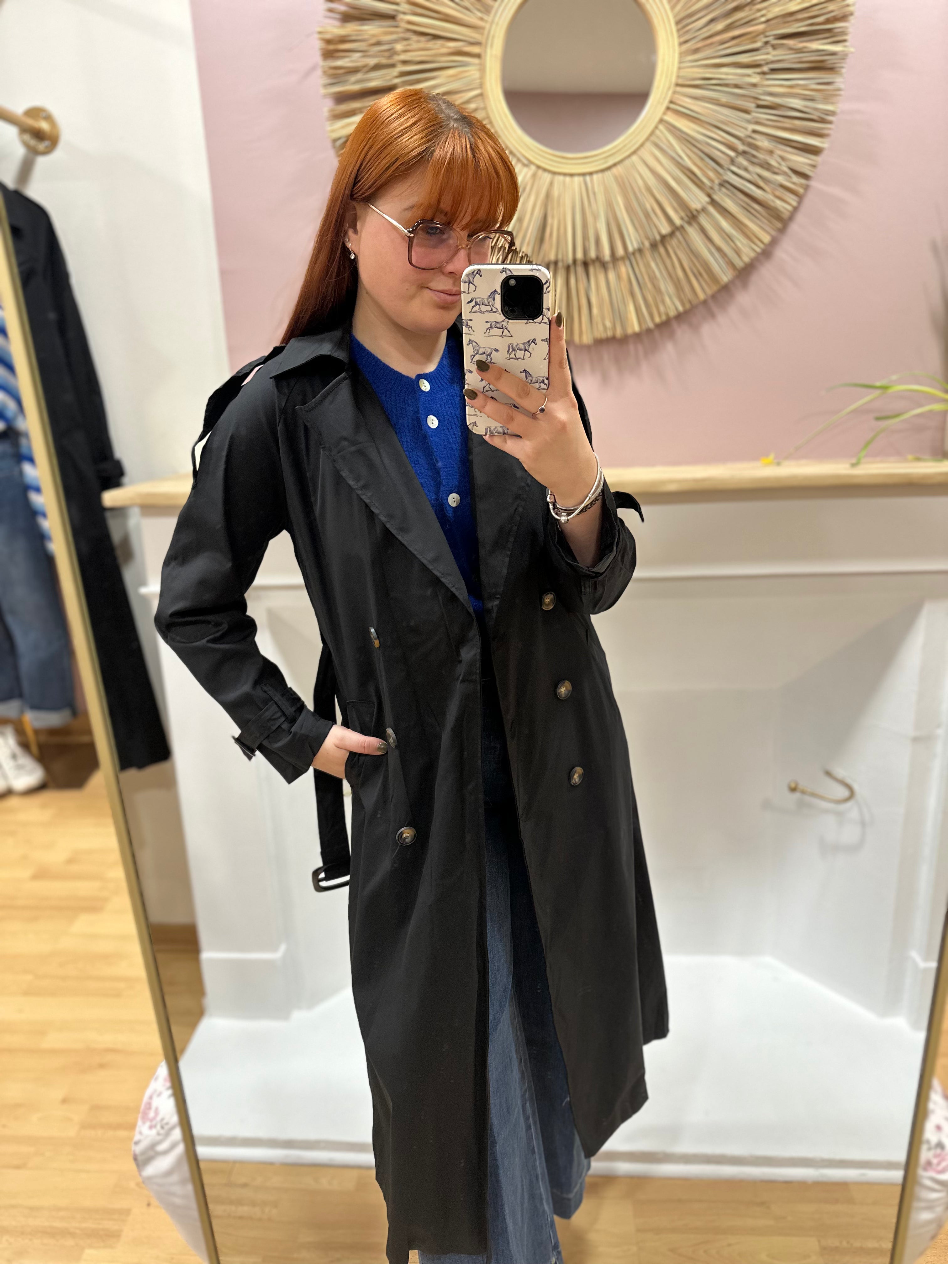 Trench femme noir long coupe droite col V – Amy & Clo – Miss Caprice