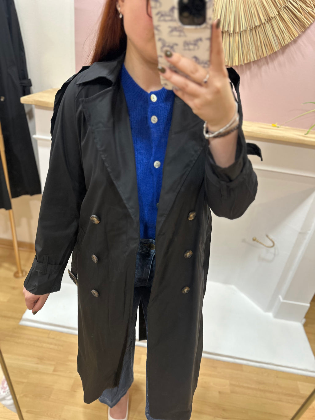 Trench femme noir long coupe droite col V – Amy & Clo – Miss Caprice
